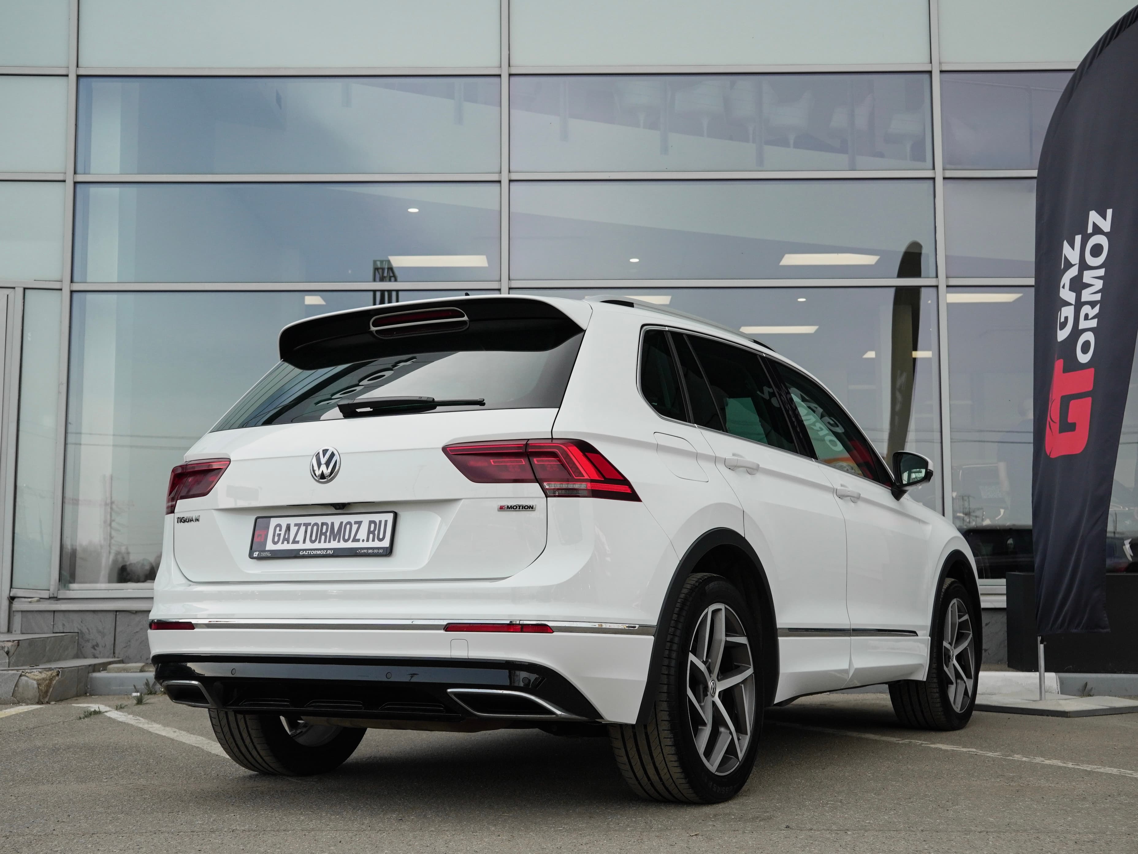 Volkswagen Tiguan — фото 8