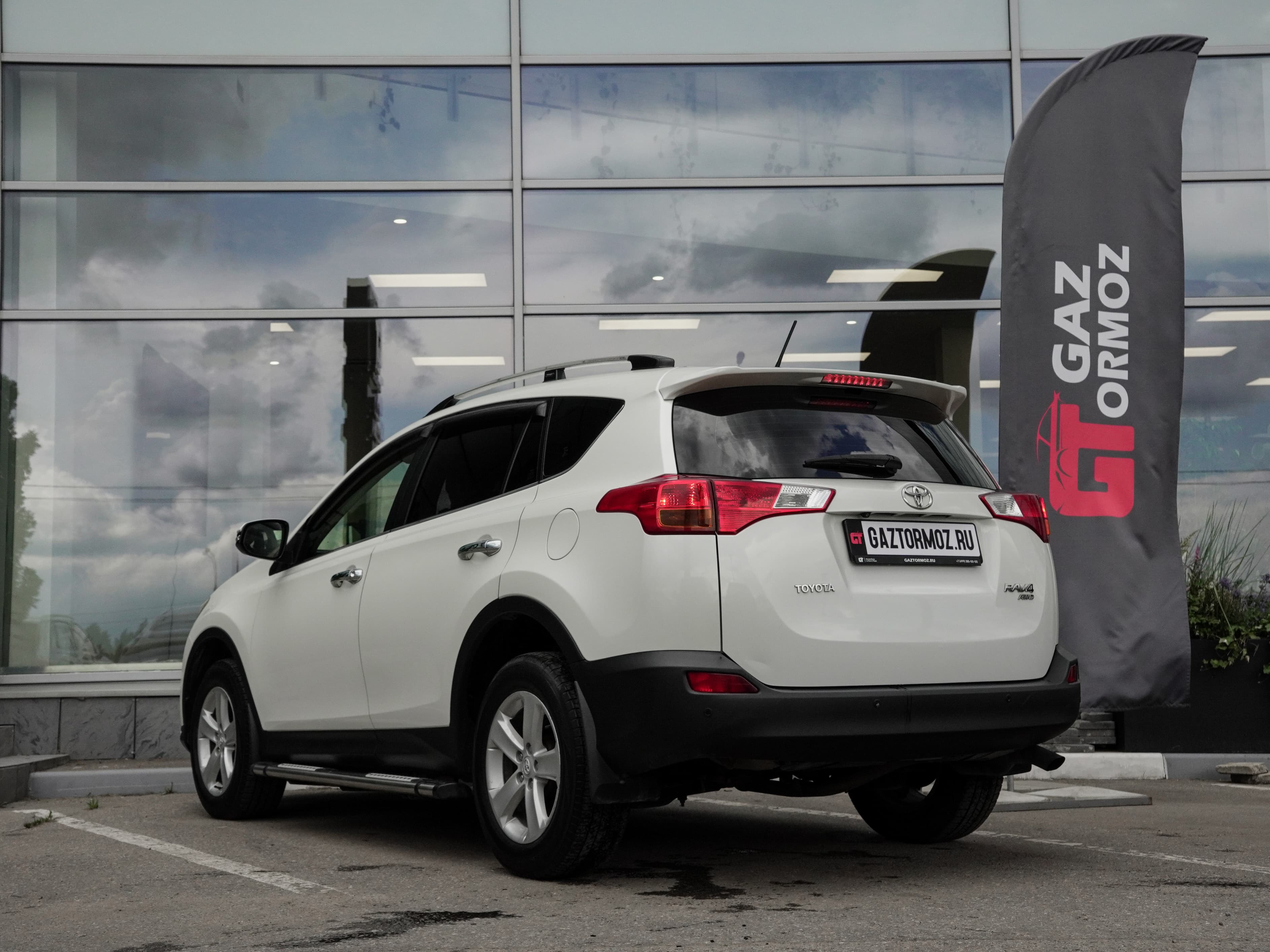 Toyota RAV4 — фото 5