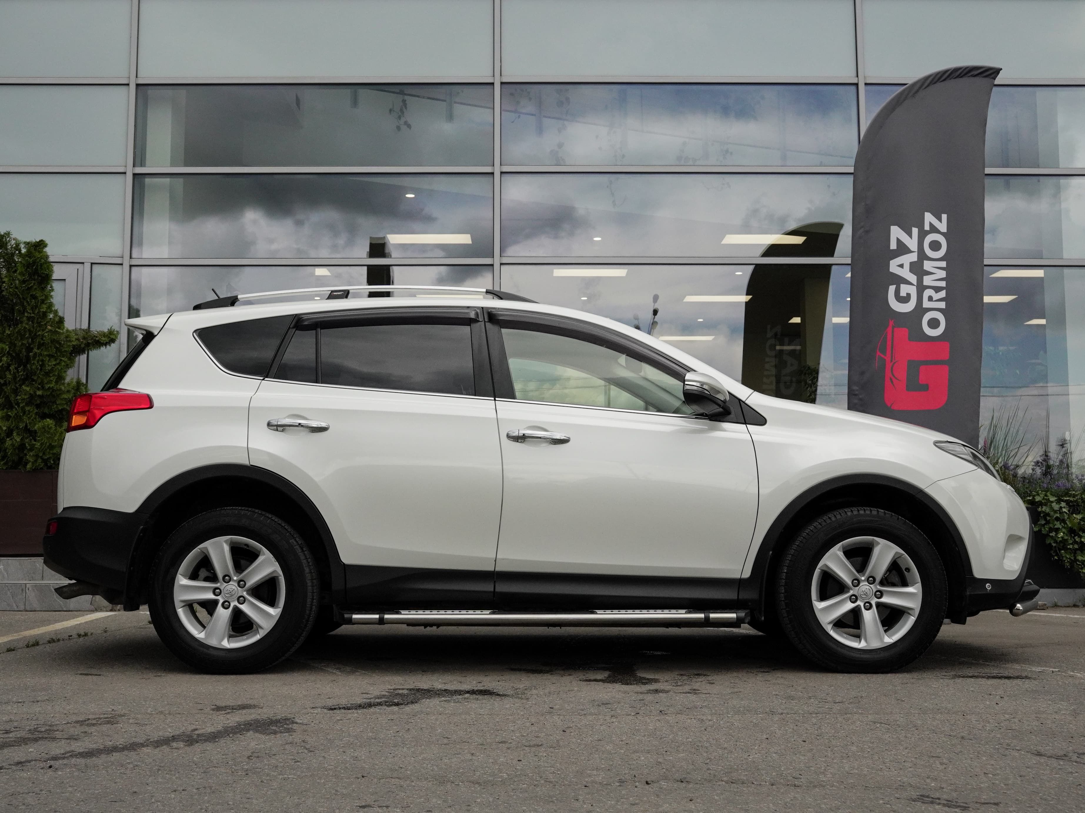 Toyota RAV4 — фото 8