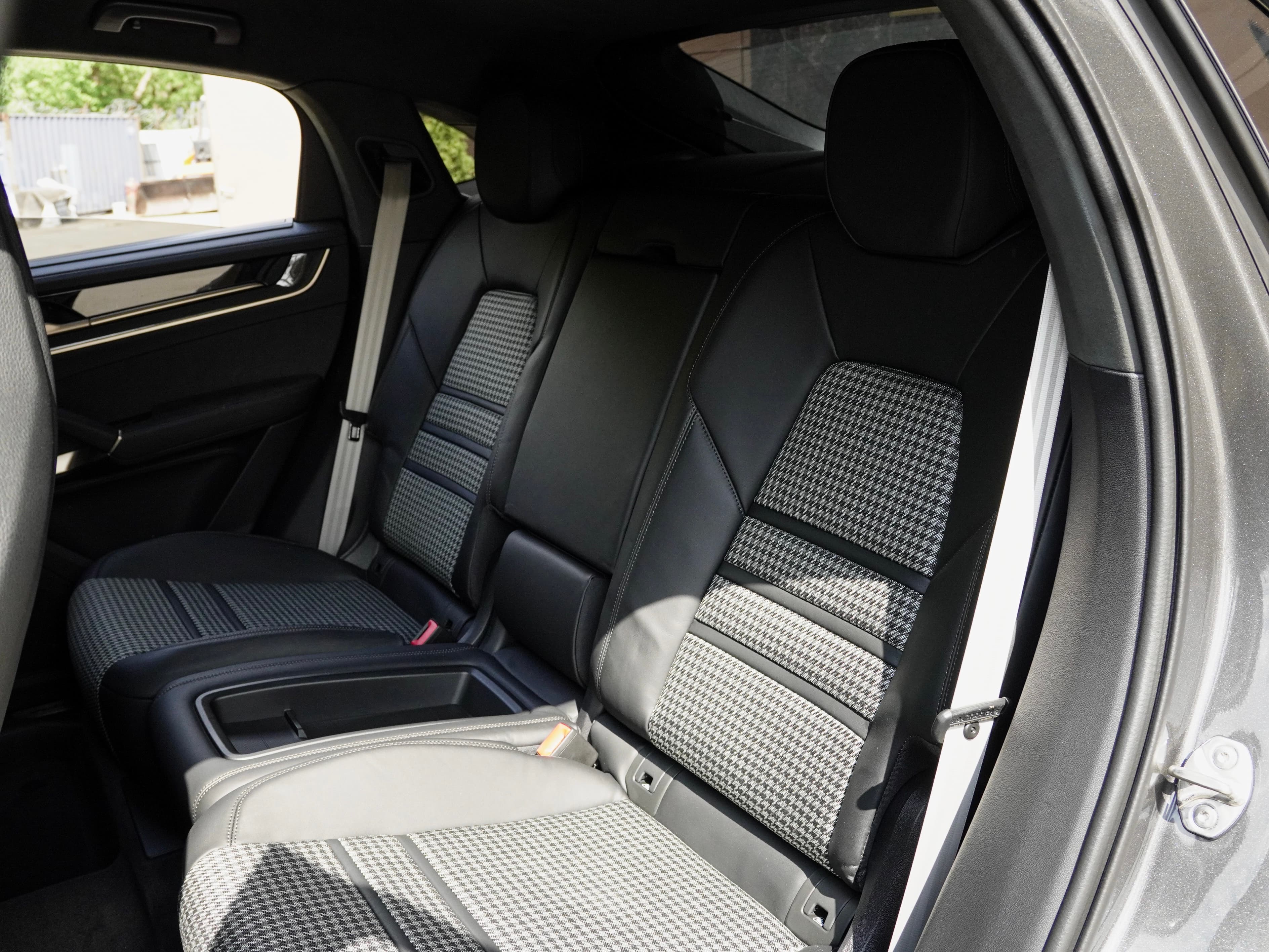 Porsche Cayenne Coupe GTS — фото 27