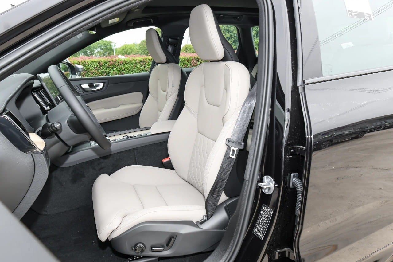 Volvo XC60 — фото 11
