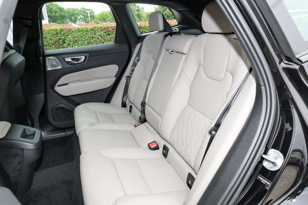 Volvo XC60 — фото 12