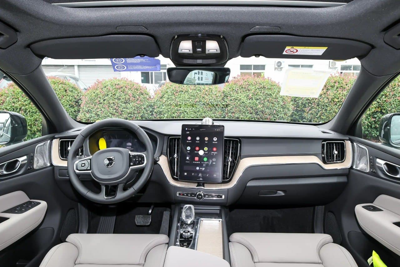 Volvo XC60 — фото 4