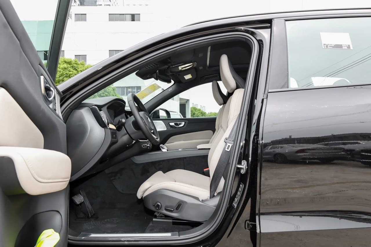 Volvo XC60 — фото 10
