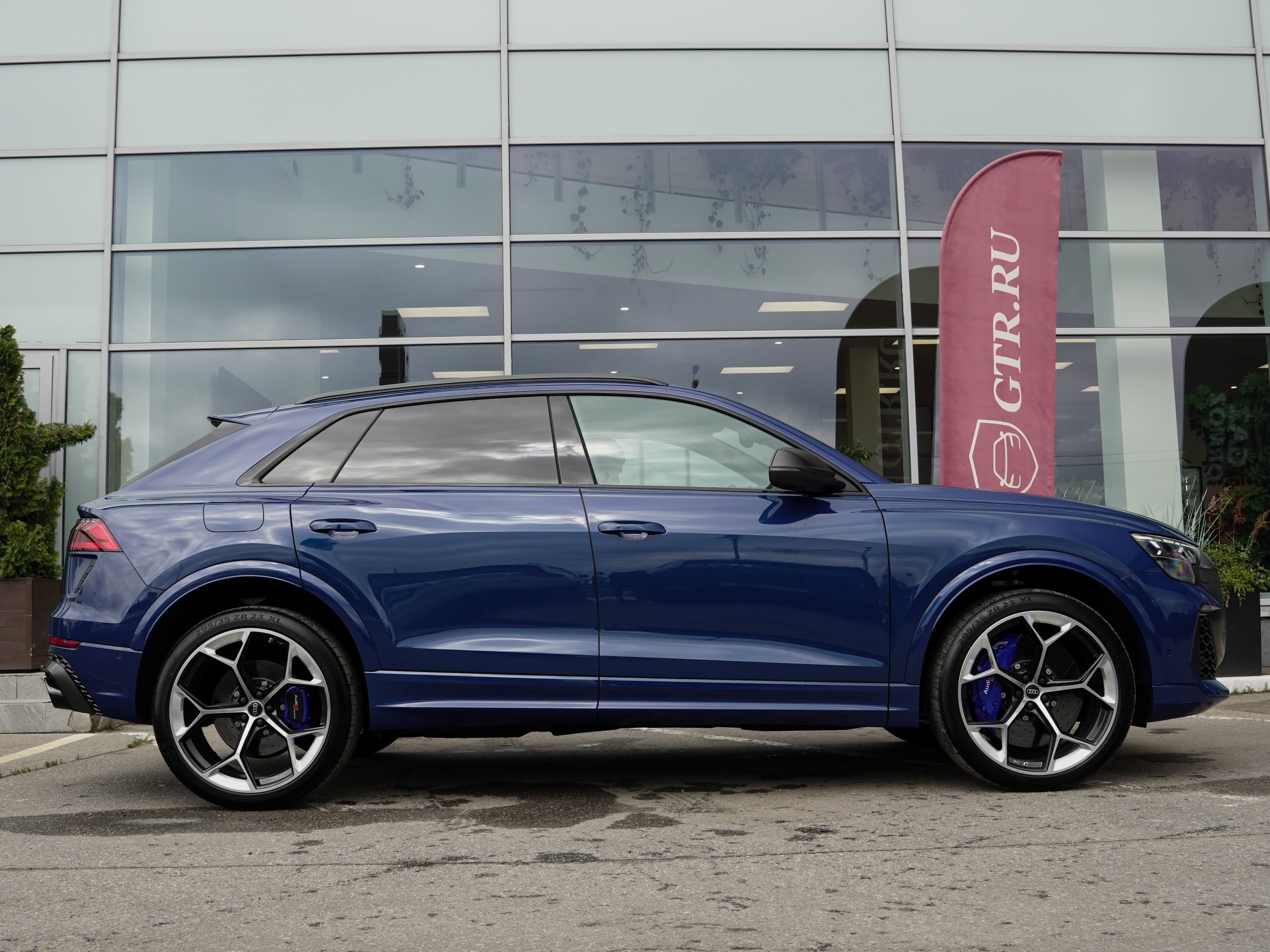 Audi RS Q8 — фото 9