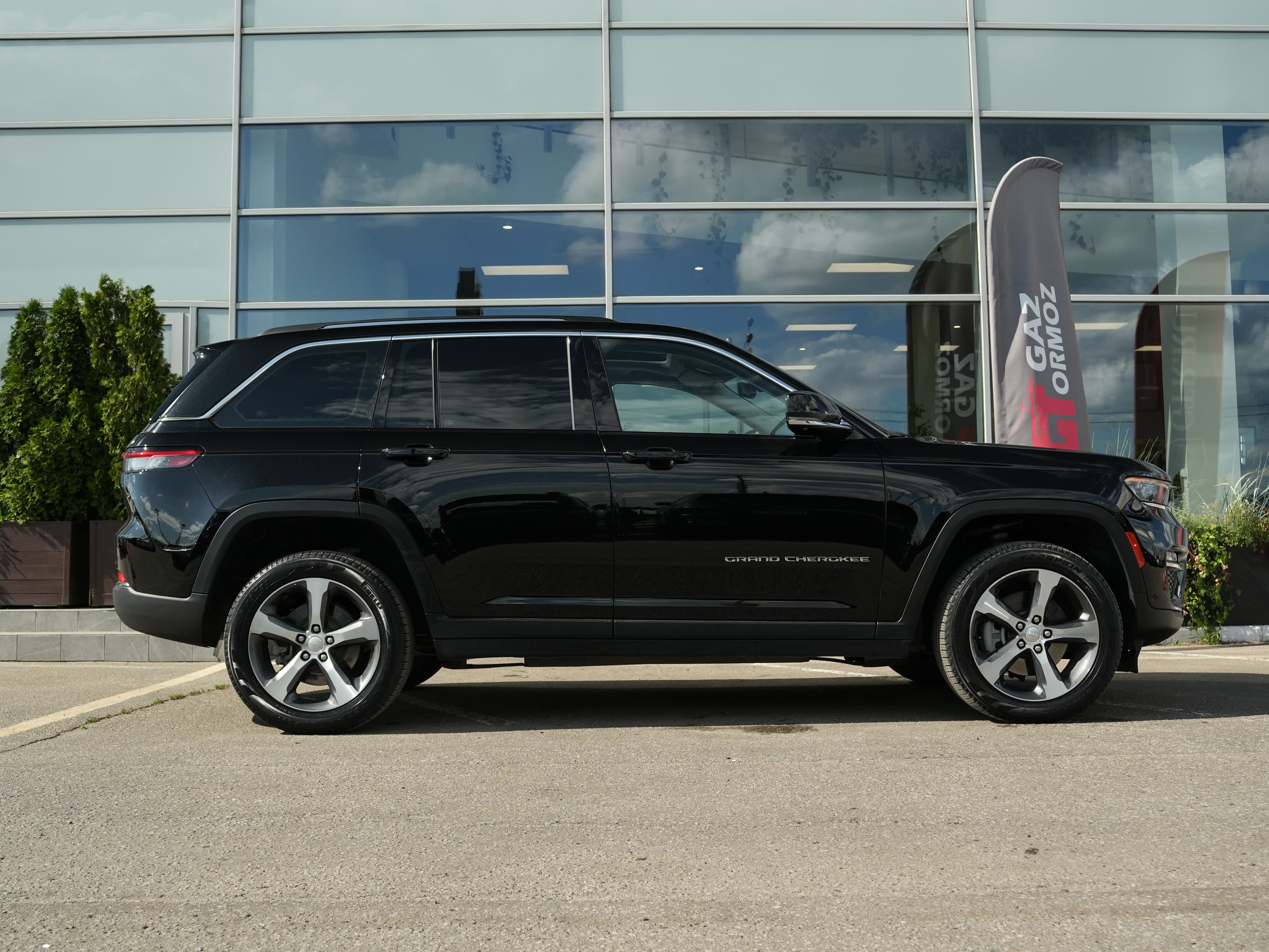 Jeep Grand Cherokee — фото 9