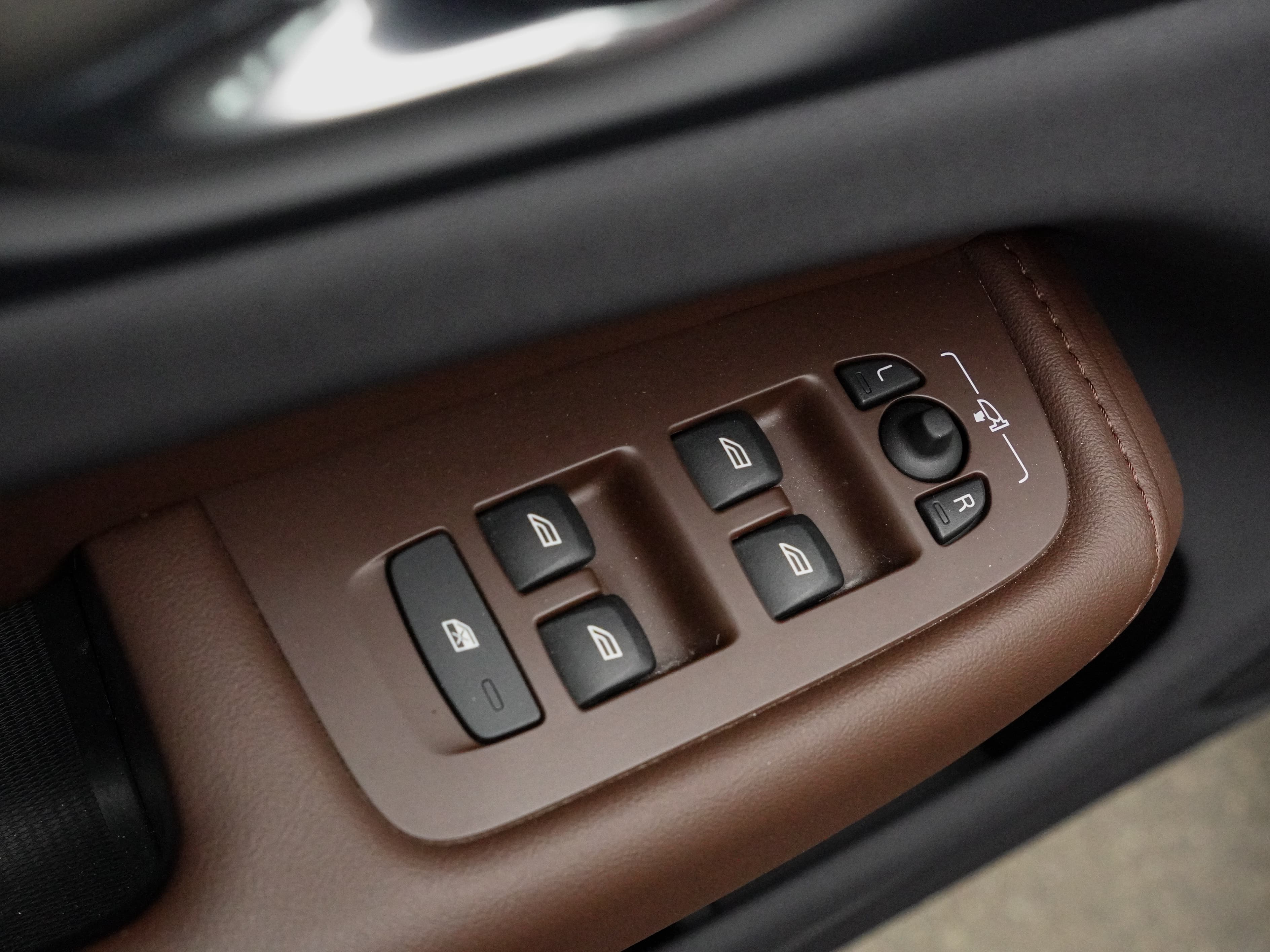 Volvo XC60 — фото 15