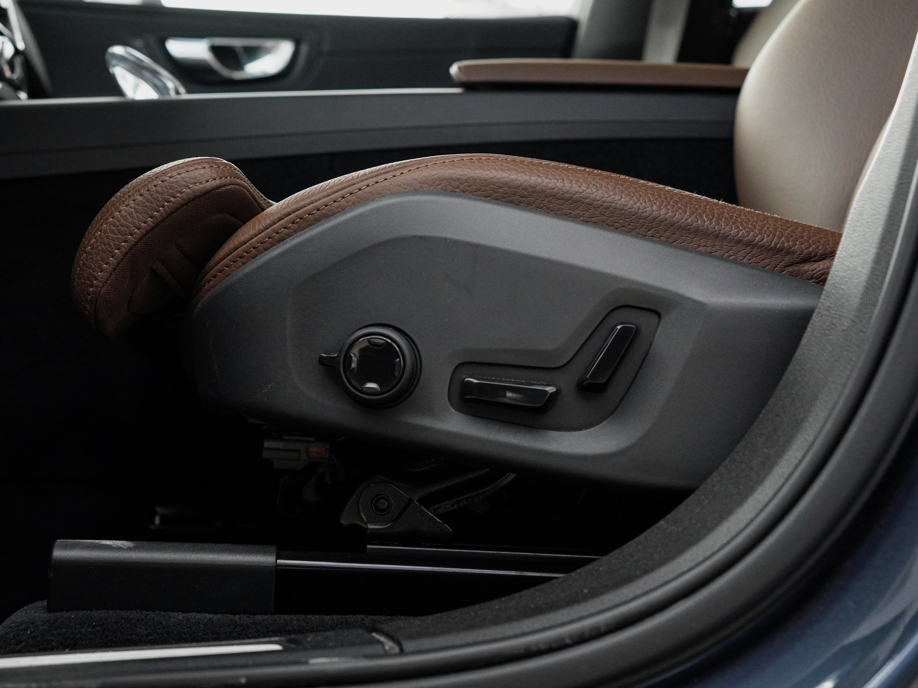 Volvo XC60 — фото 17