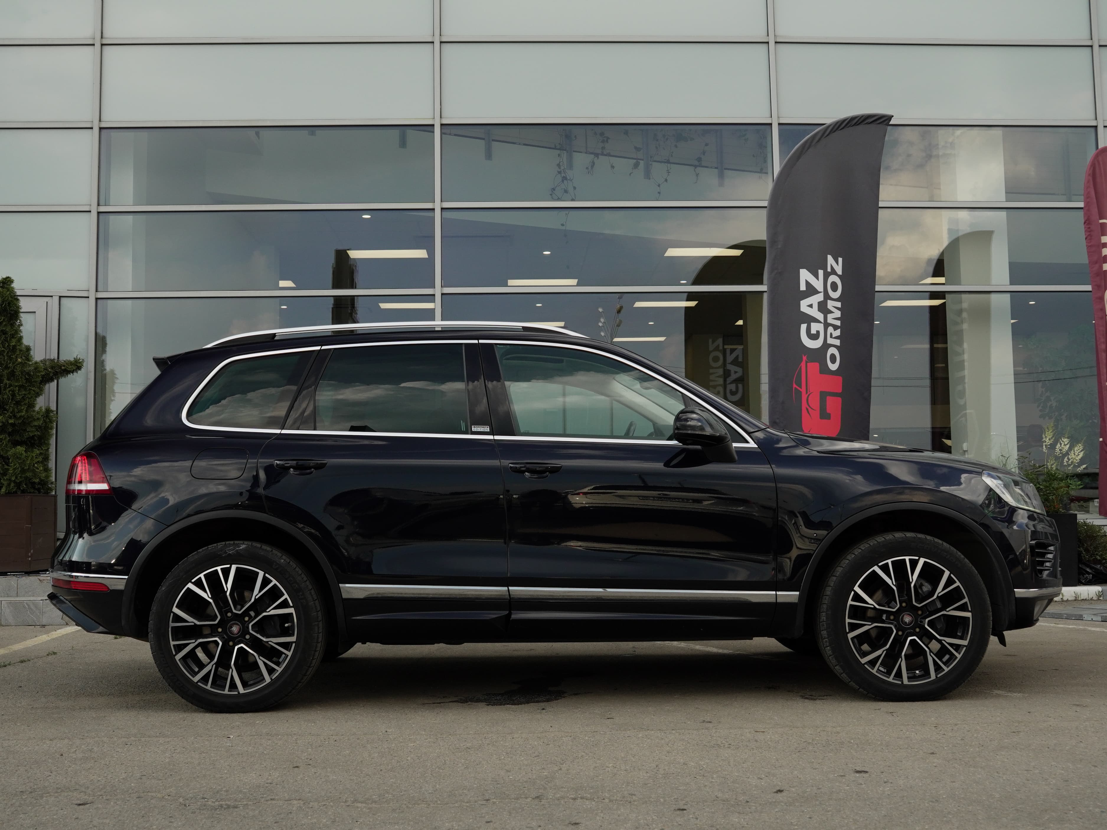 Volkswagen Touareg — фото 9
