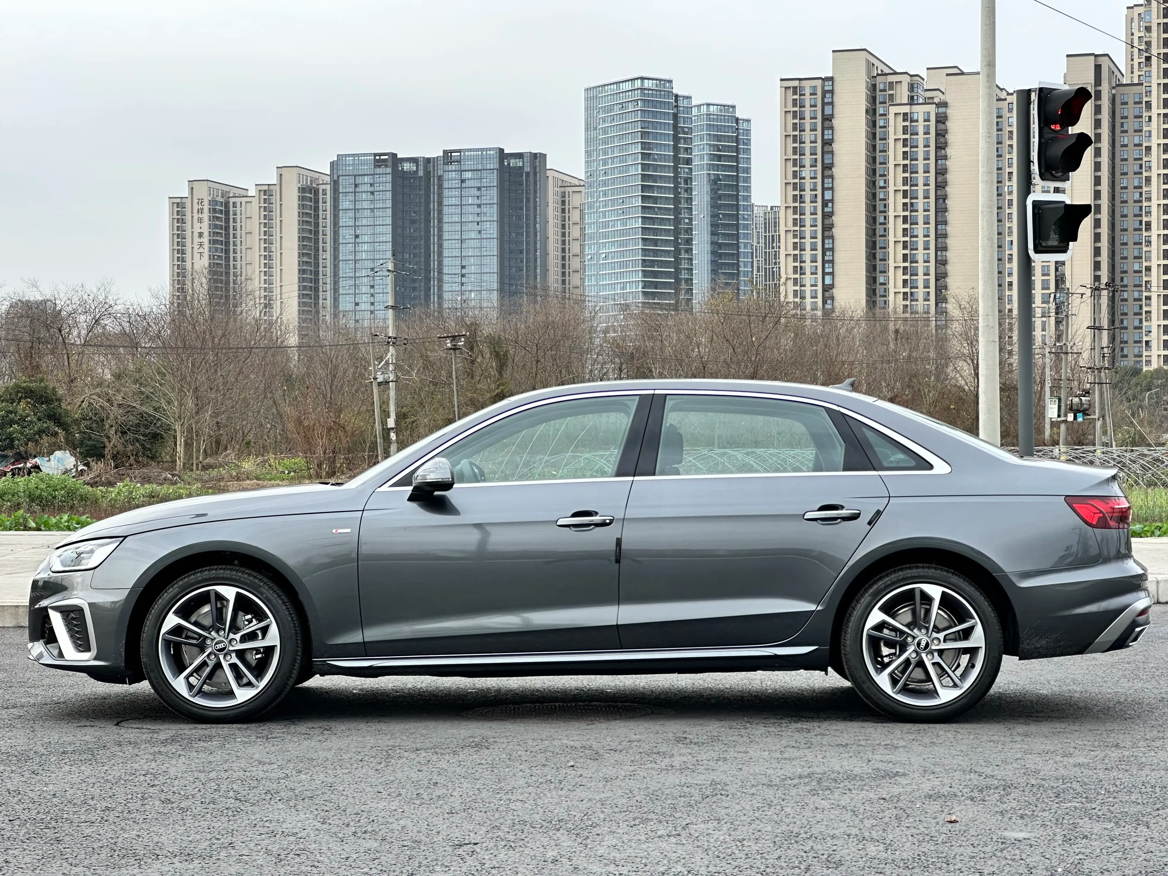 Audi A4L 2021 г. 68043 км. — фото 2
