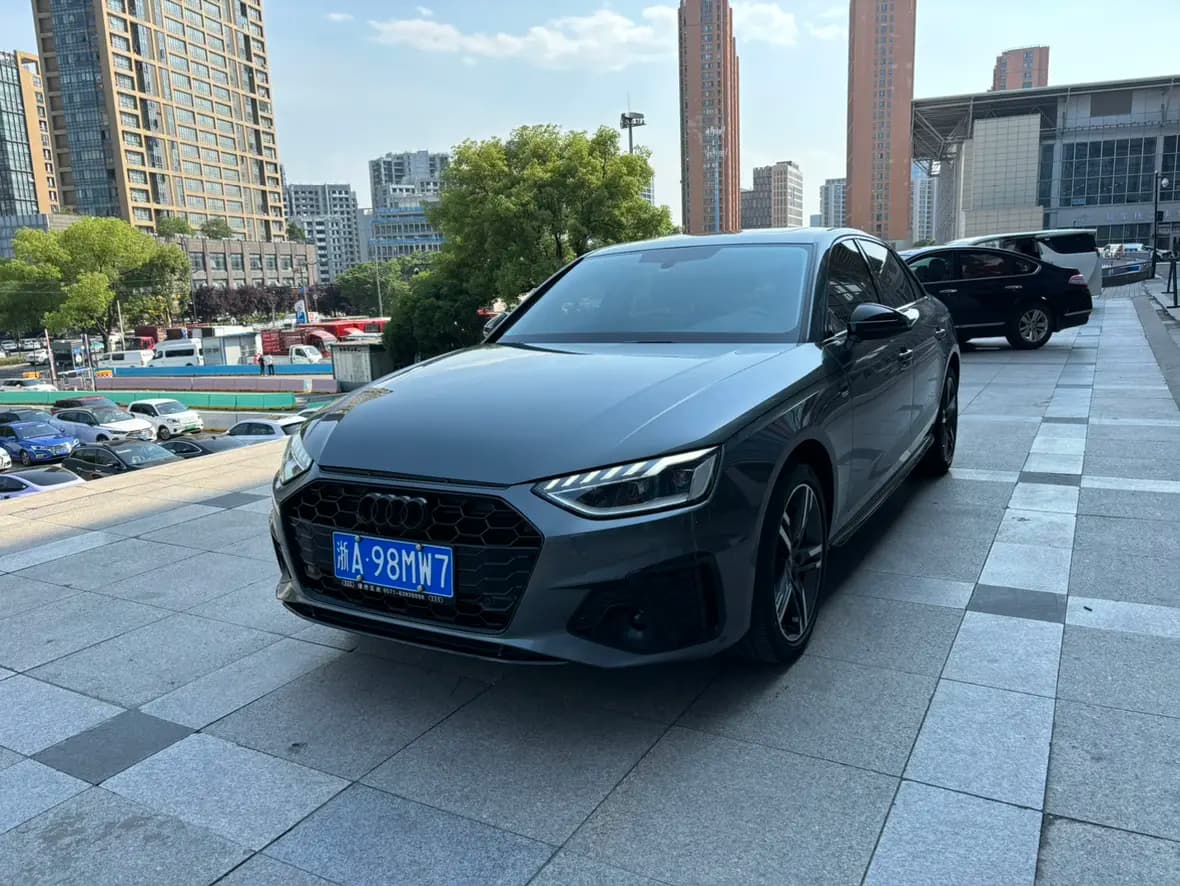 Audi A4L 2022 г. 31037 км.