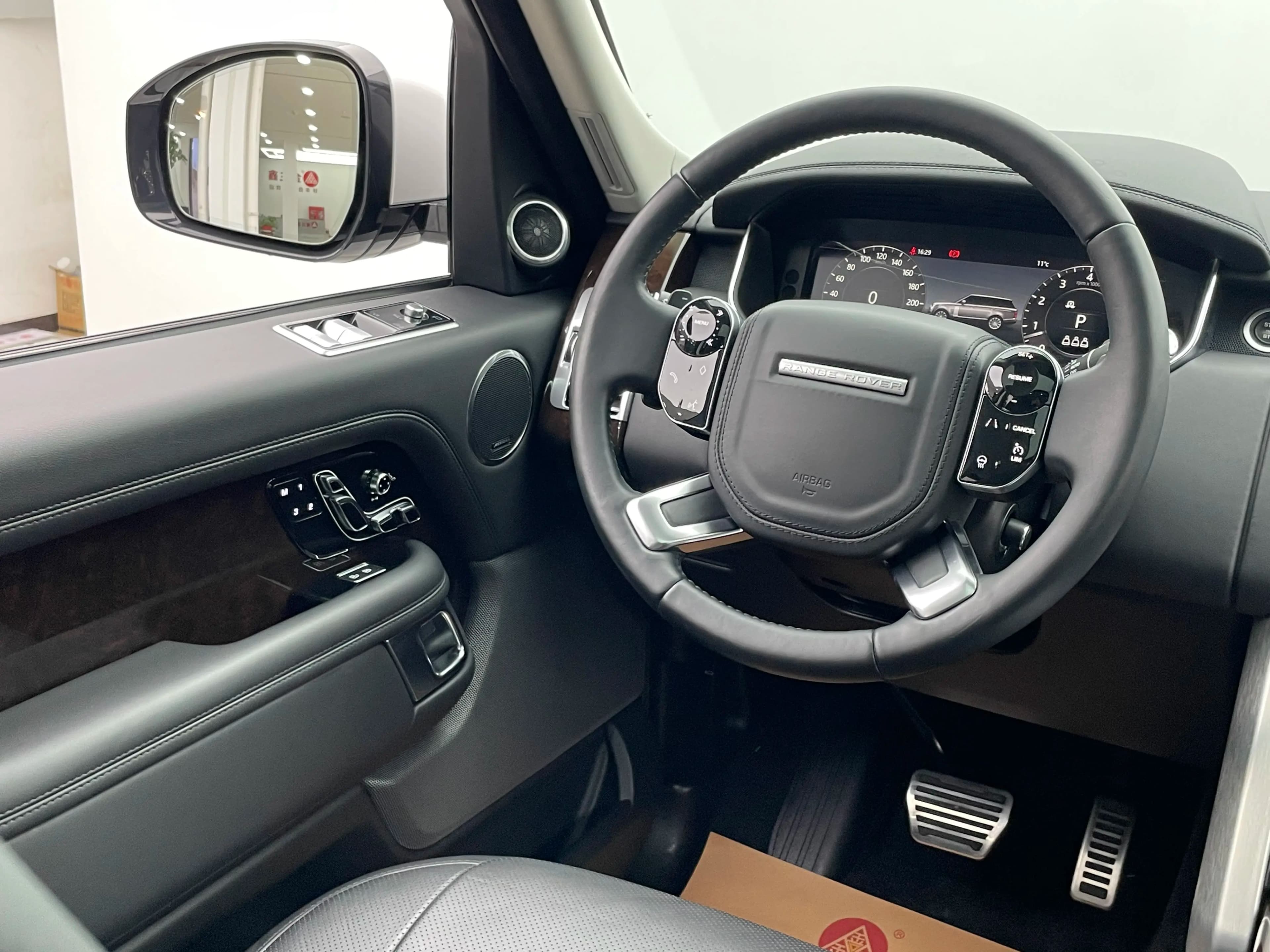 Land Rover Range rover 2022 г. 76050 км. — фото 24