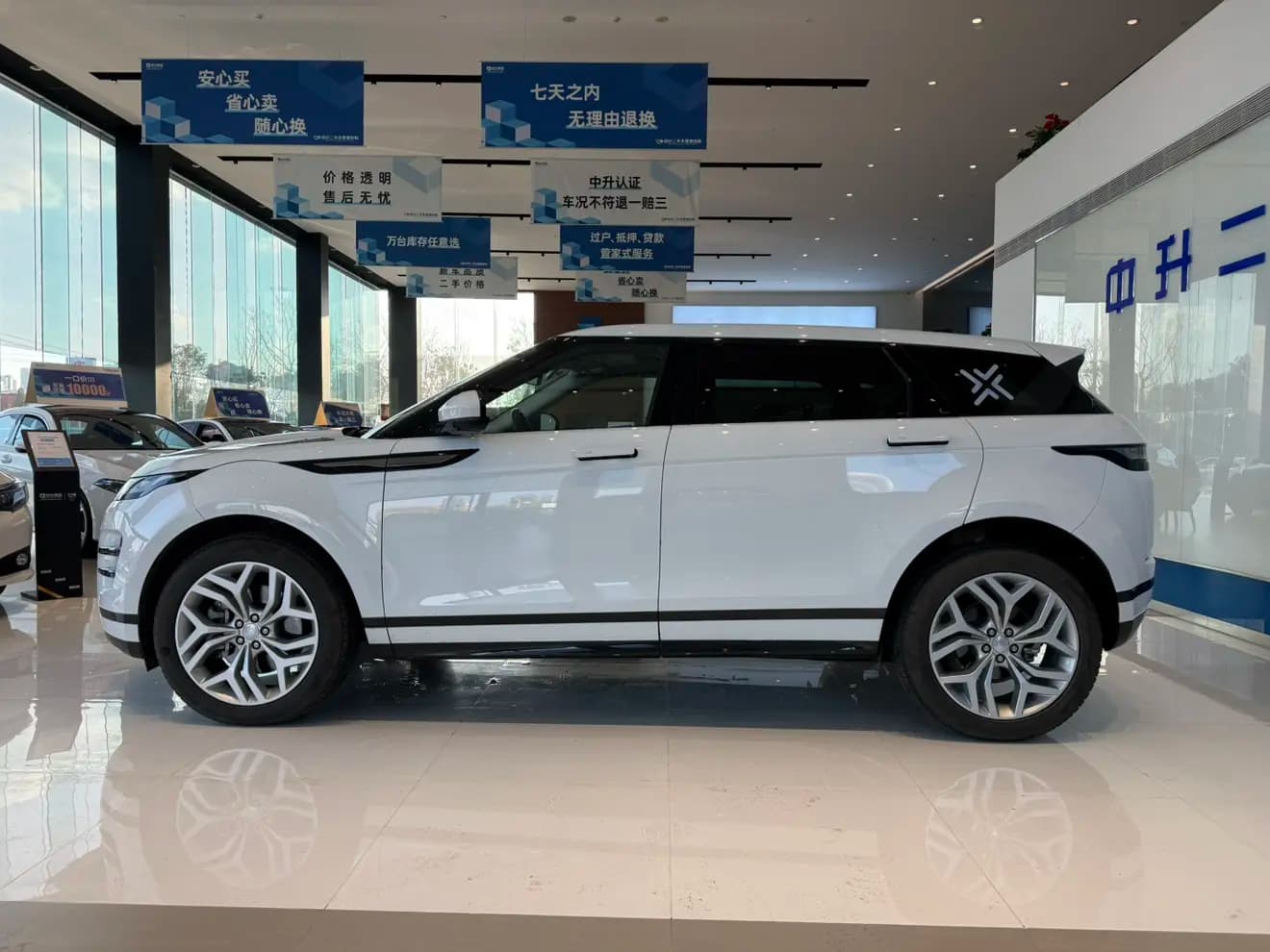 Land Rover Range Rover Evoque 2023 г. 44057 км. — фото 4