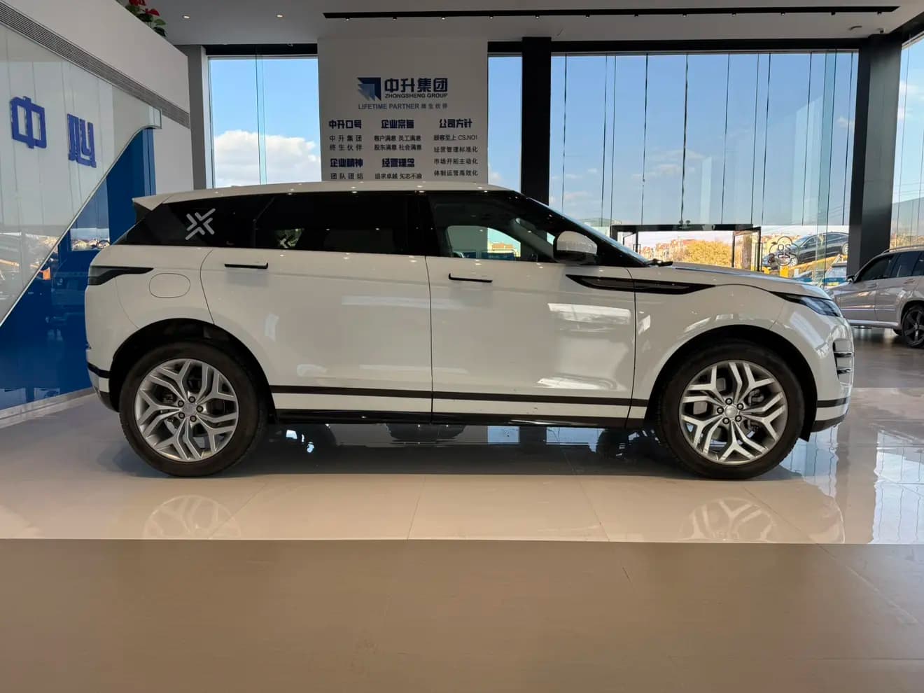 Land Rover Range Rover Evoque 2023 г. 44057 км. — фото 8