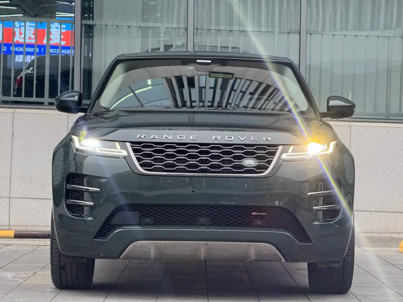 Land Rover Range Rover Evoque 2023 г. 41123 км. — фото 2