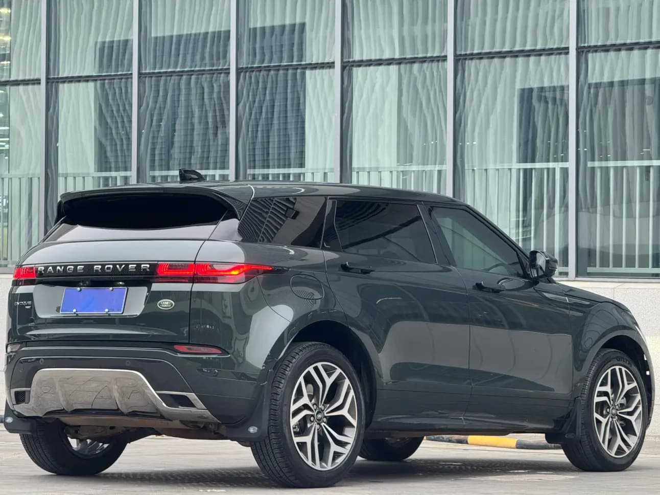 Land Rover Range Rover Evoque 2023 г. 41123 км. — фото 4