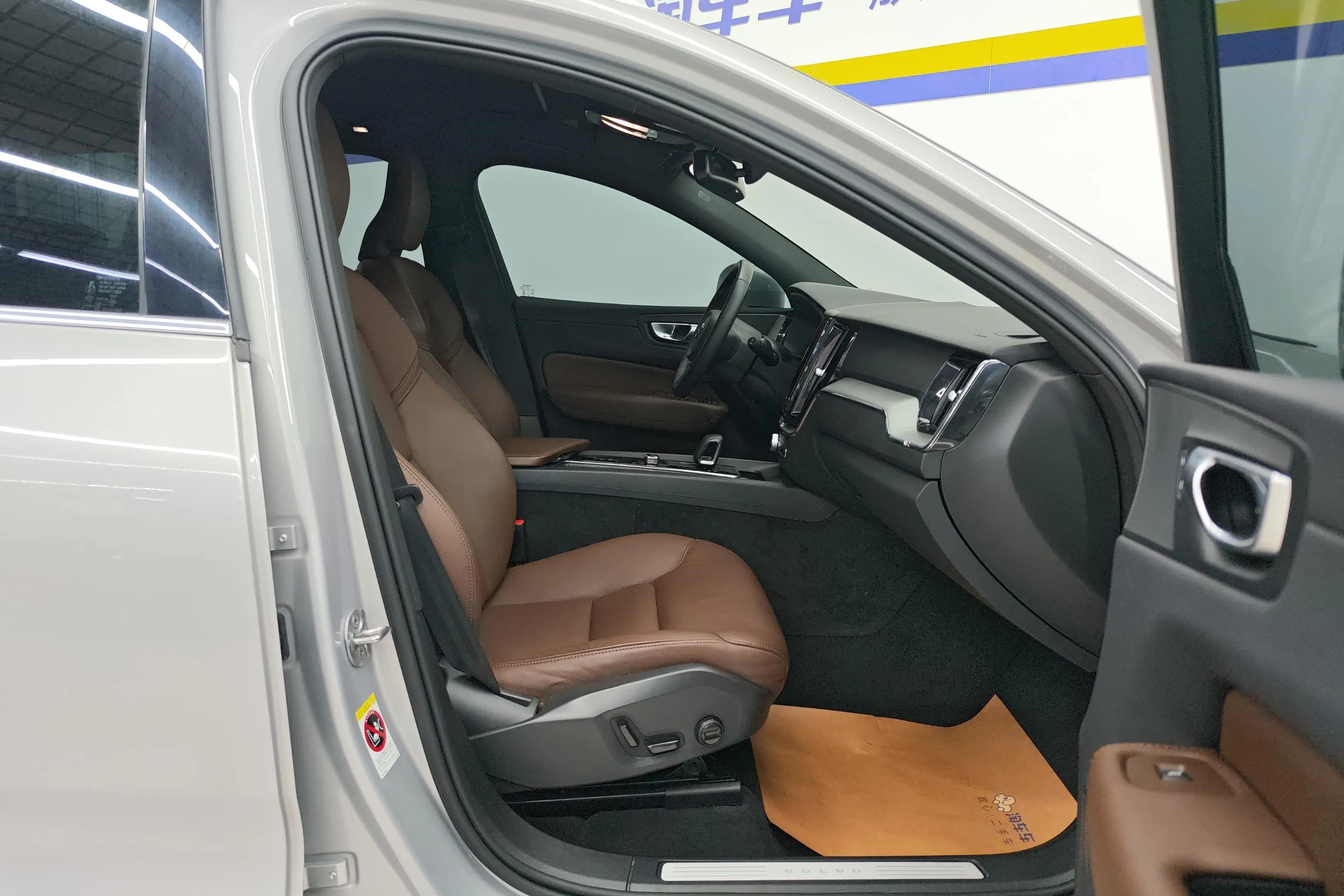Volvo XC60 2023 г. 33447 км. — фото 8