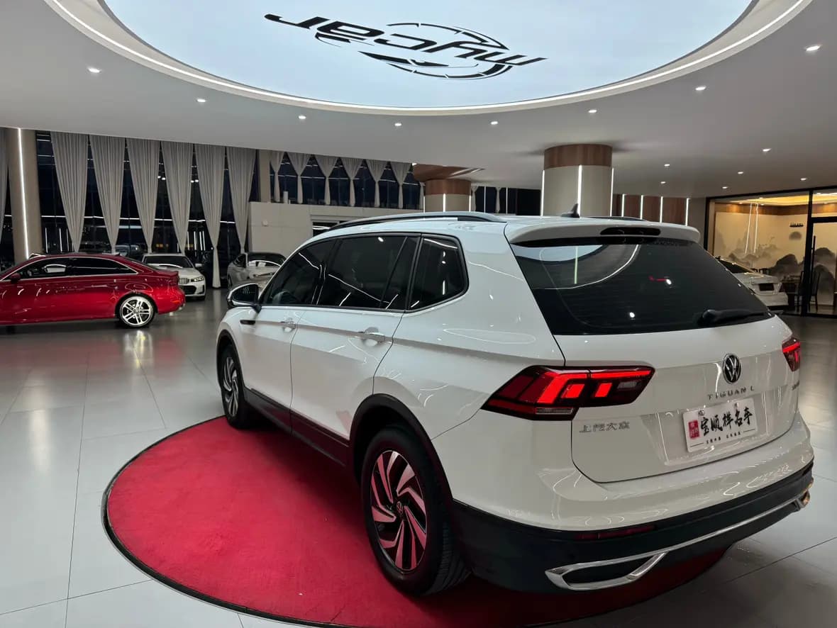 Volkswagen Tiguan L 2022 г. 98391 км. — фото 5