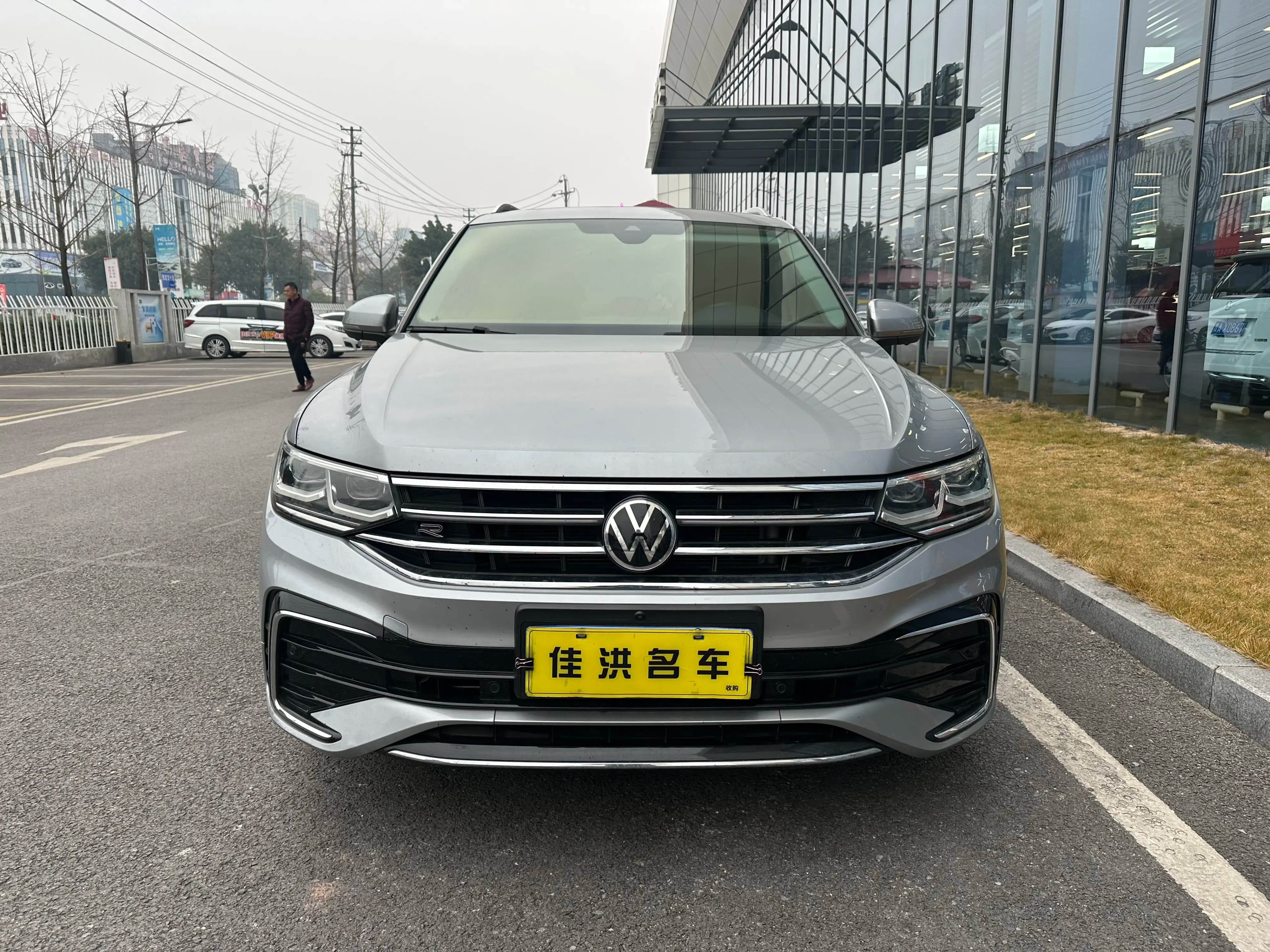 Volkswagen Tiguan L 2021 г. 60092 км. — фото 2