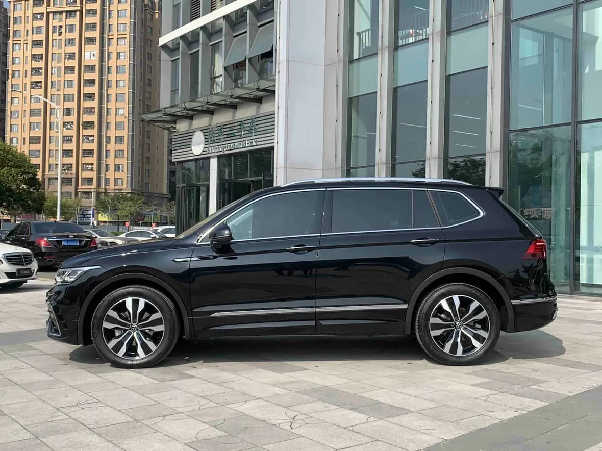 Volkswagen Tiguan L 2022 г. 12898 км. — фото 4