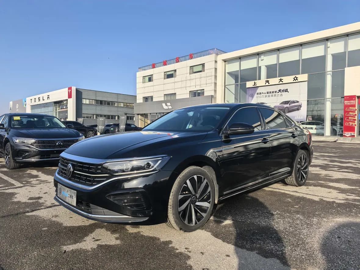 Volkswagen Passat 2023 г. 35060 км.