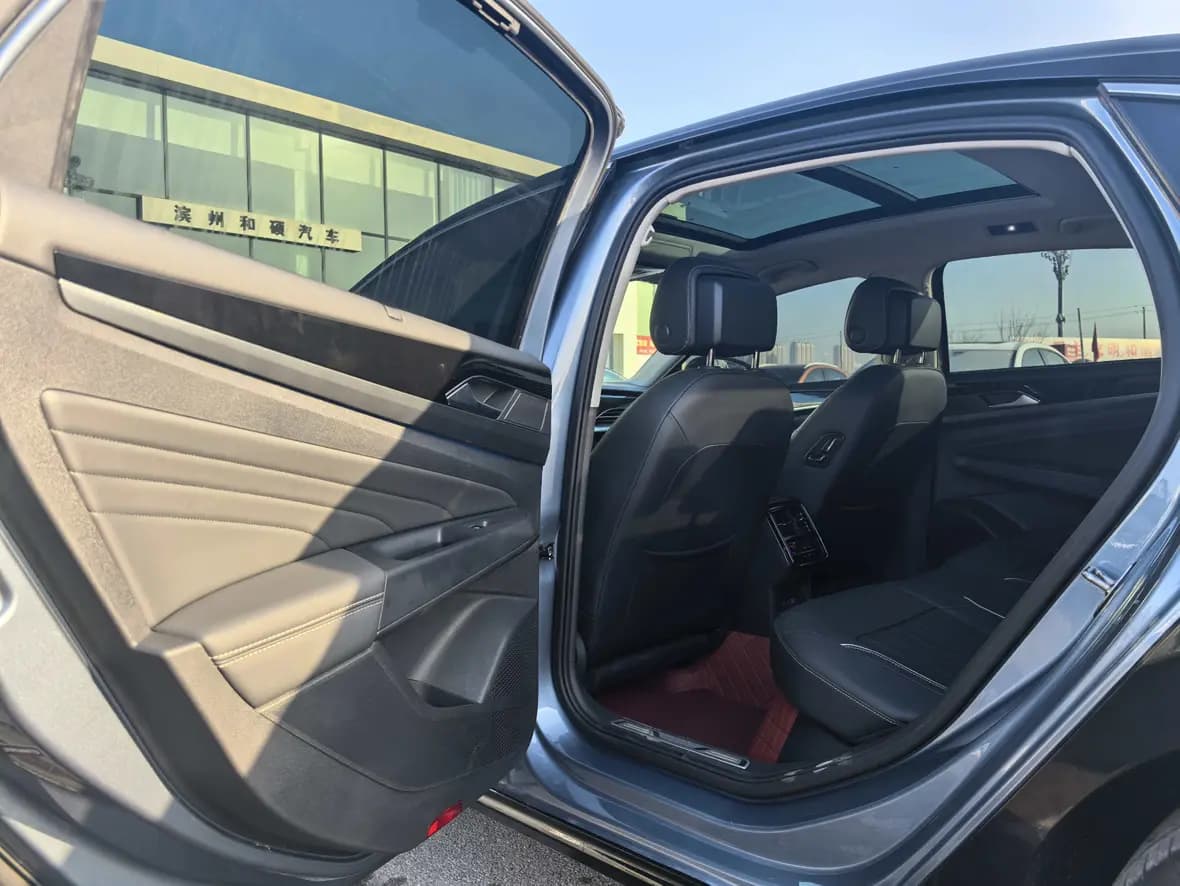 Volkswagen Passat 2023 г. 35060 км. — фото 9