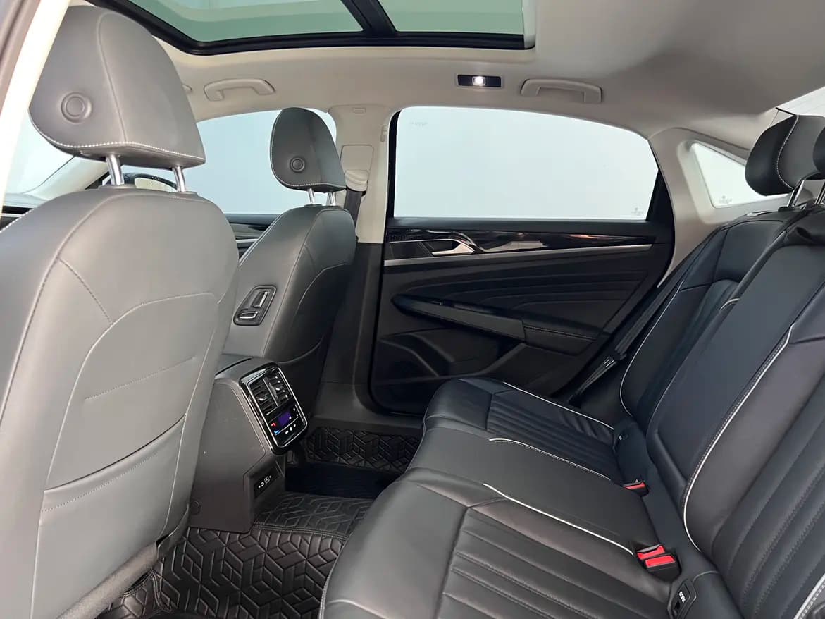 Volkswagen Passat 2023 г. 50065 км. — фото 12