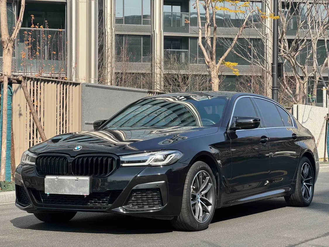 BMW 5 Series PHEV 2022 г. 61821 км.
