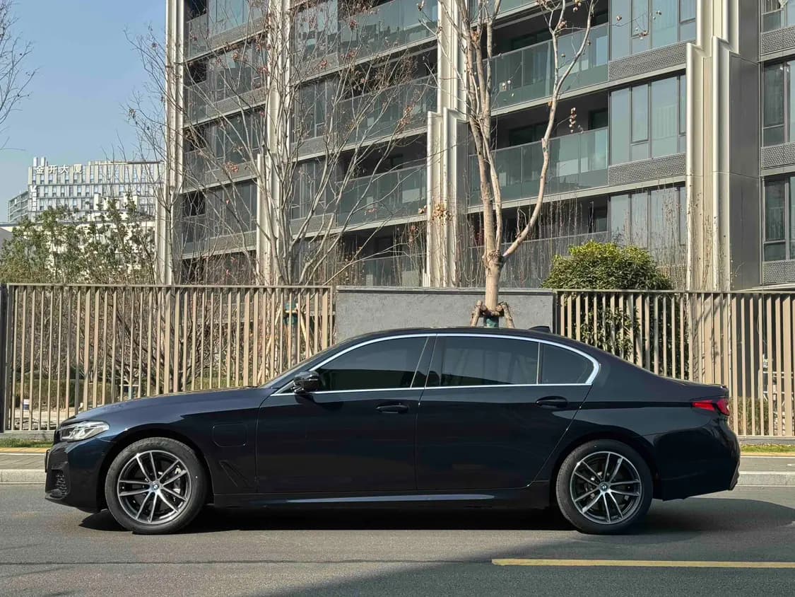 BMW 5 Series PHEV 2022 г. 61821 км. — фото 3