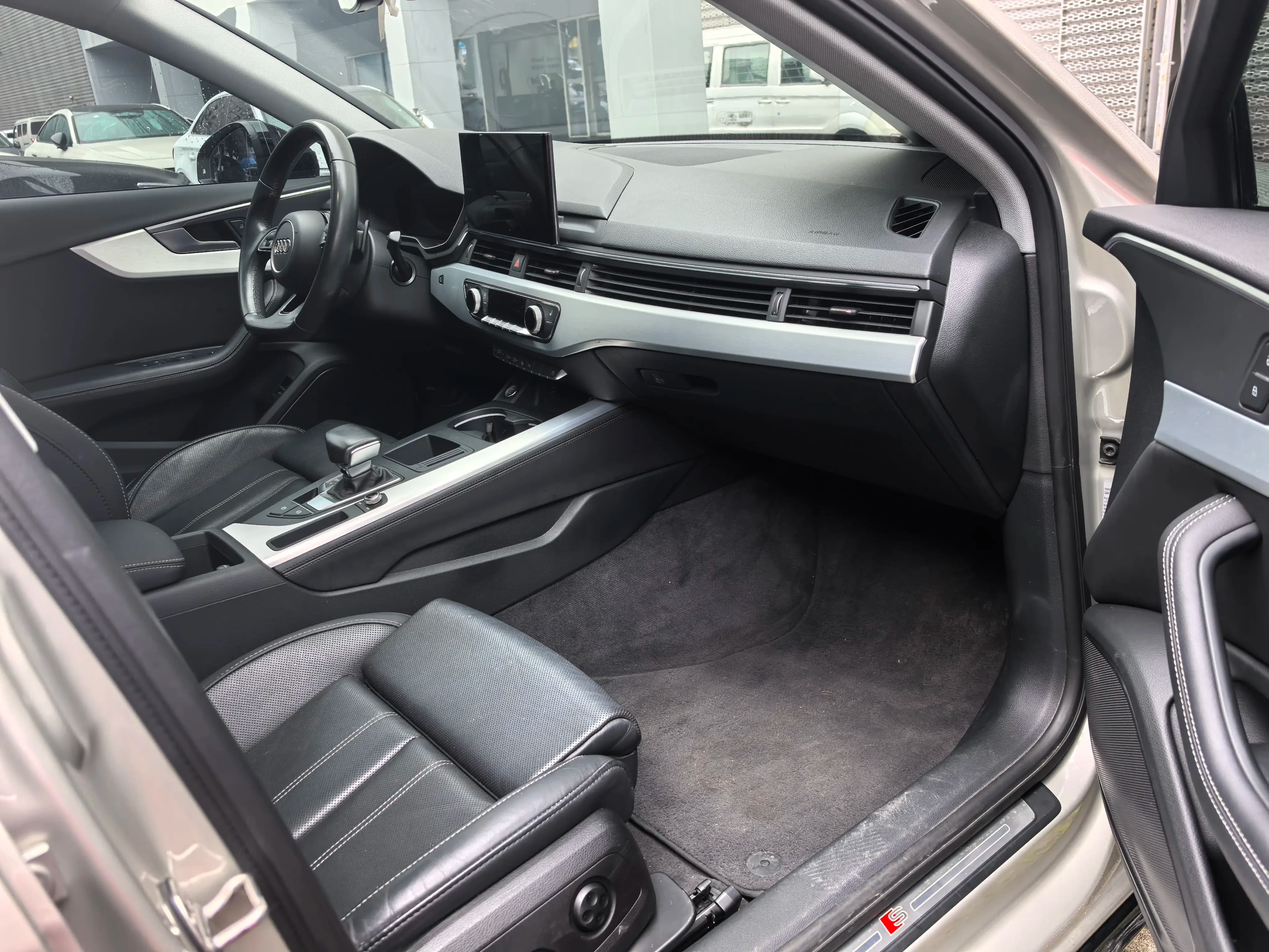 Audi A4L 2022 г. 47130 км. — фото 10