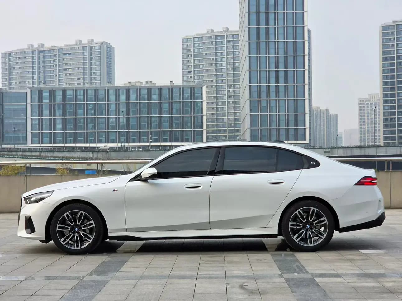 BMW 5 Series 2025 г. 14111 км. — фото 2