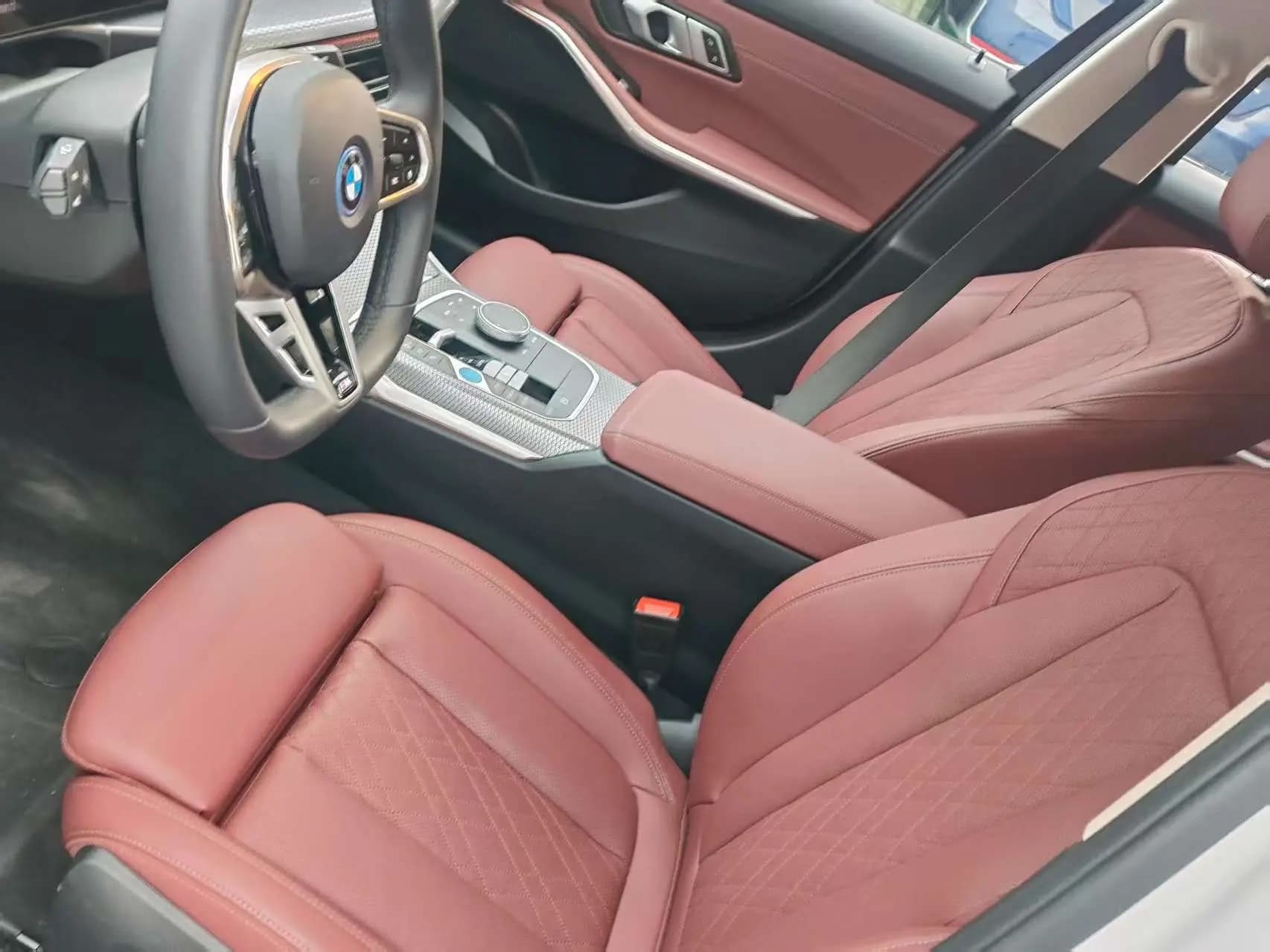 BMW i3 2024 г. 3138 км. — фото 8