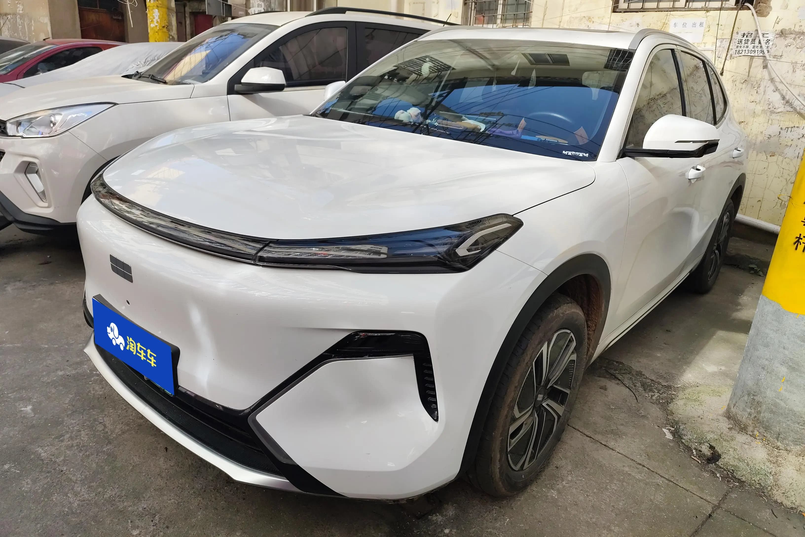 Geely Galaxy Starship 7 EM-i 2025 г. 35813 км.