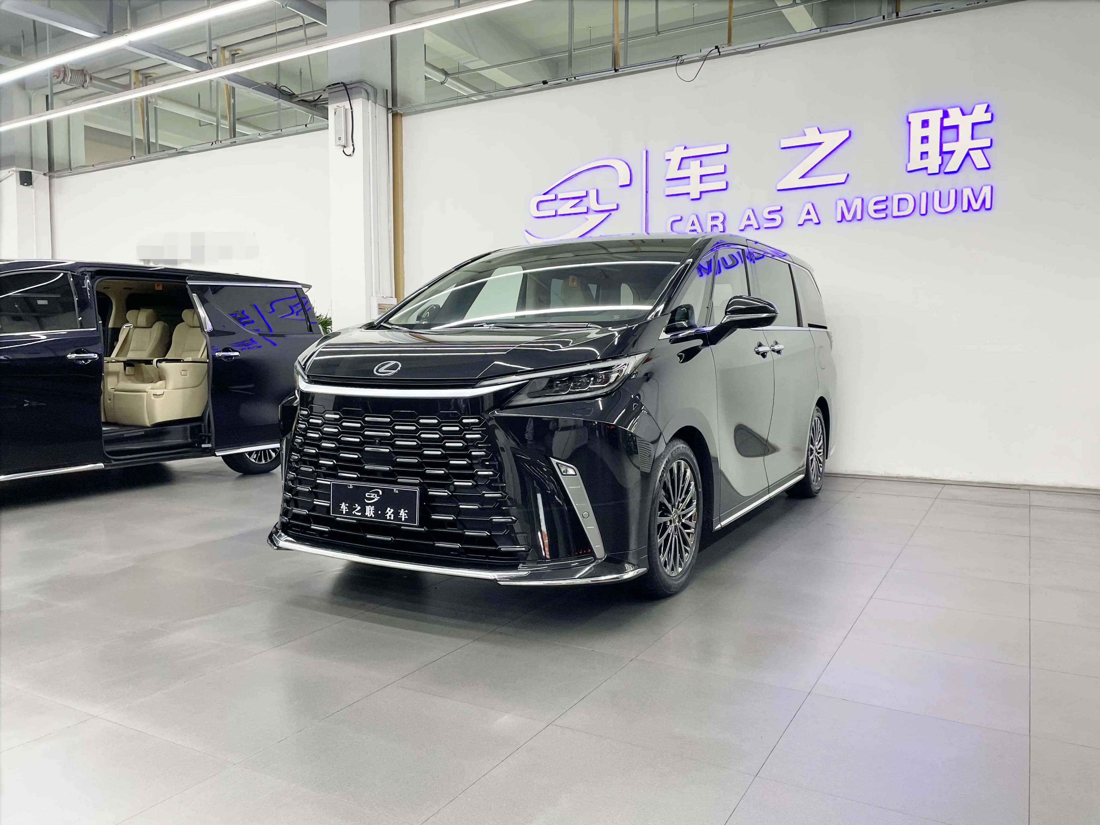 Lexus LM 2024 г. 53082 км.