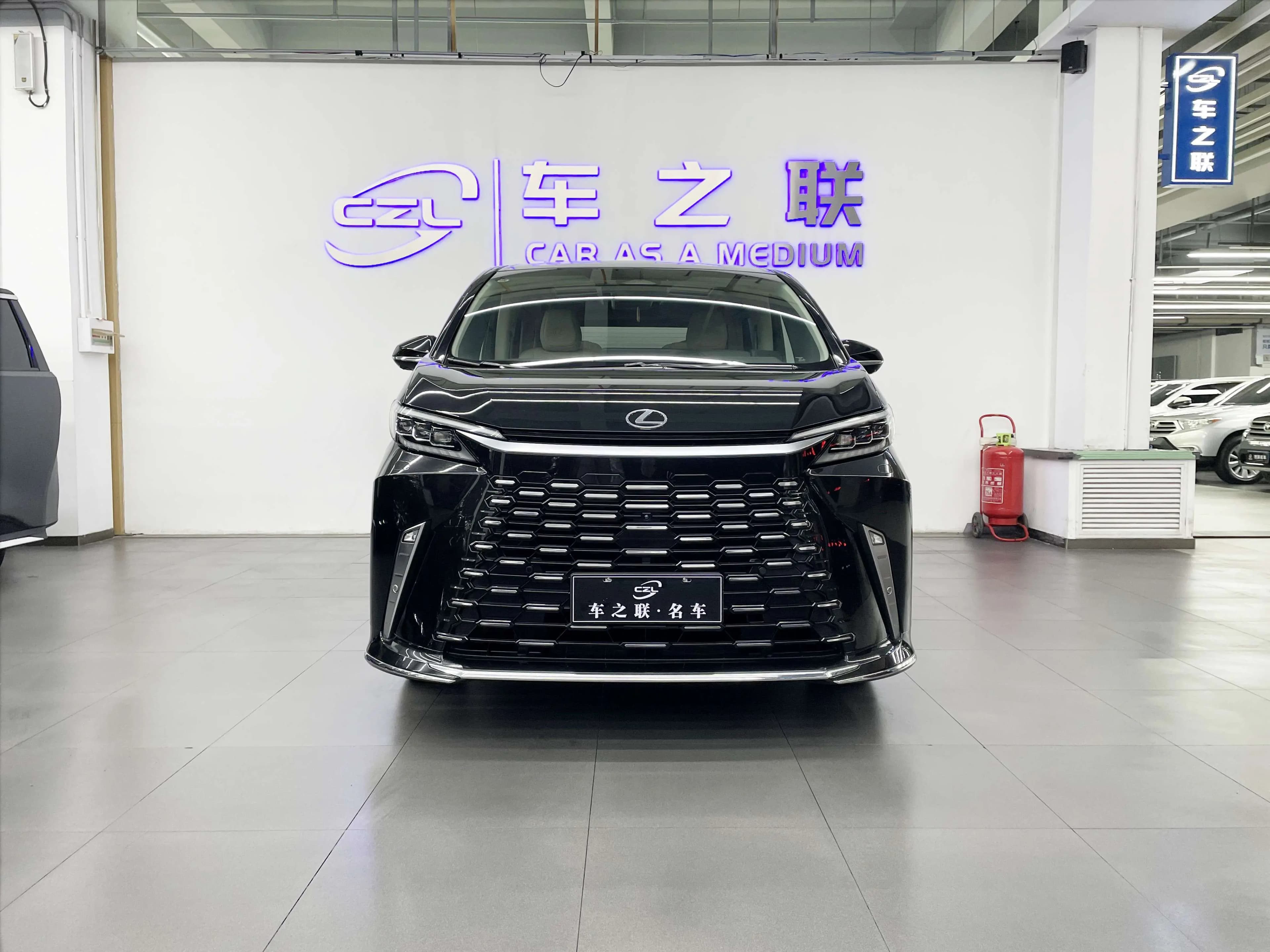 Lexus LM 2024 г. 53082 км. — фото 2