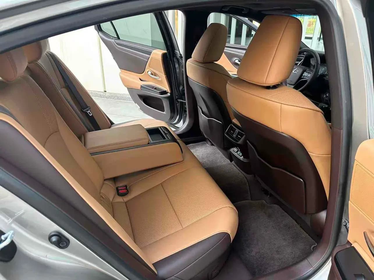 Lexus ES 2021 г. 38000 км. — фото 9