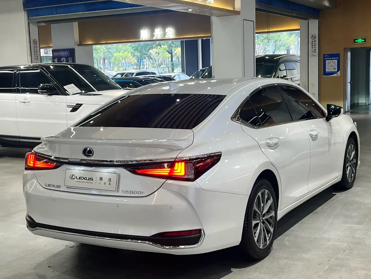 Lexus ES 2023 г. 18000 км. — фото 3