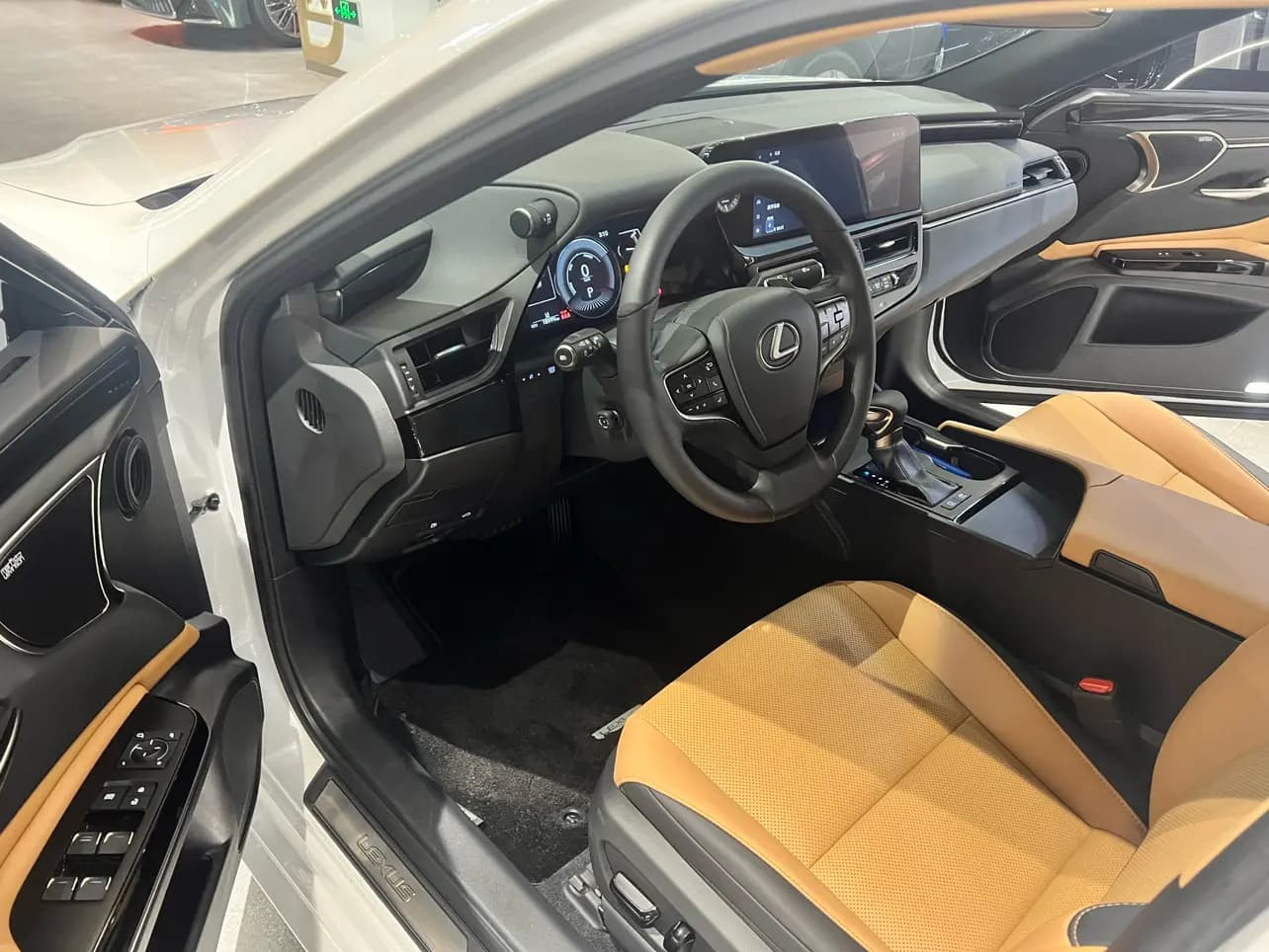 Lexus ES 2023 г. 18000 км. — фото 6