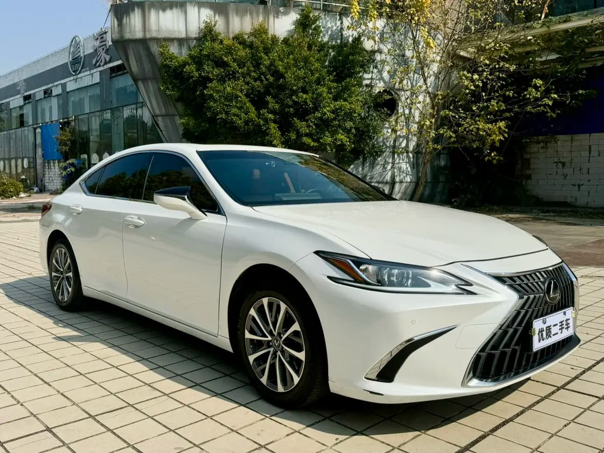 Lexus ES 2023 г. 50000 км. — фото 3