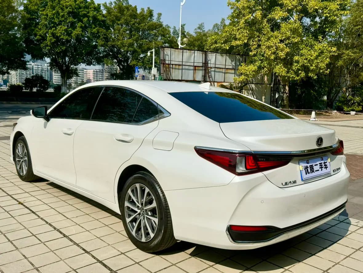 Lexus ES 2023 г. 50000 км. — фото 4