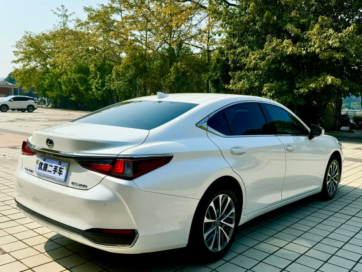 Lexus ES 2023 г. 50000 км. — фото 5