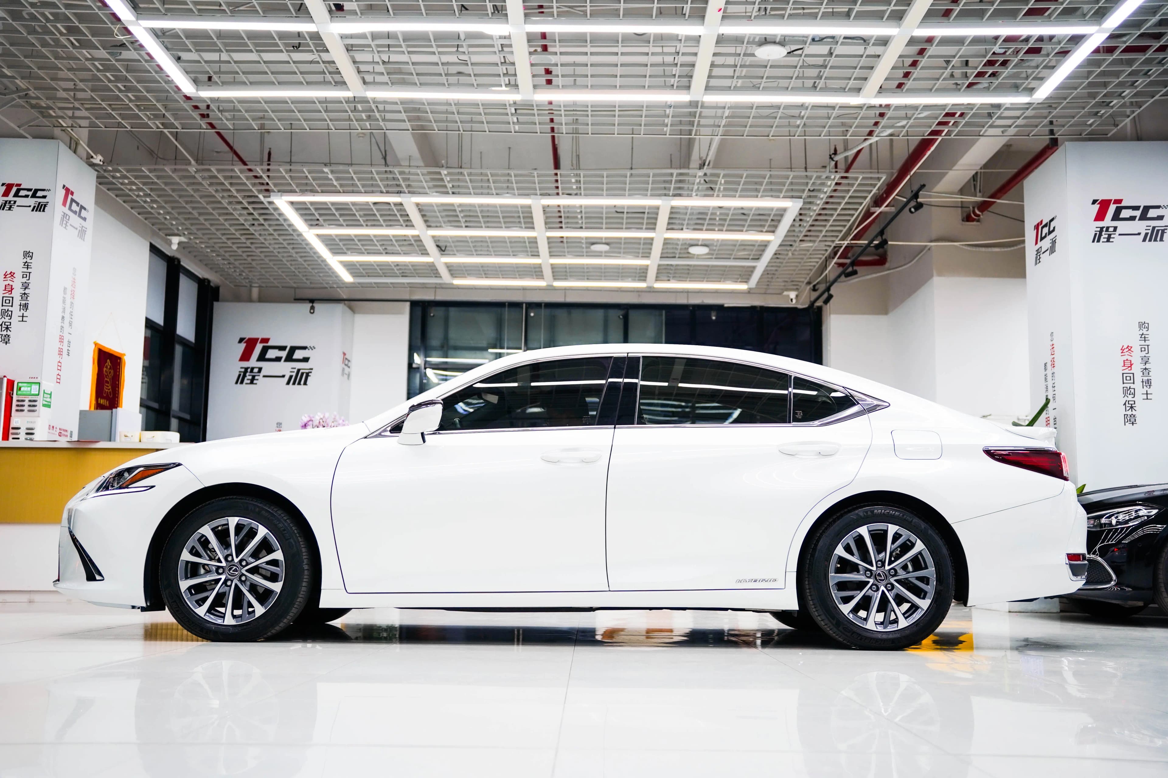 Lexus ES 2022 г. 40014 км. — фото 2