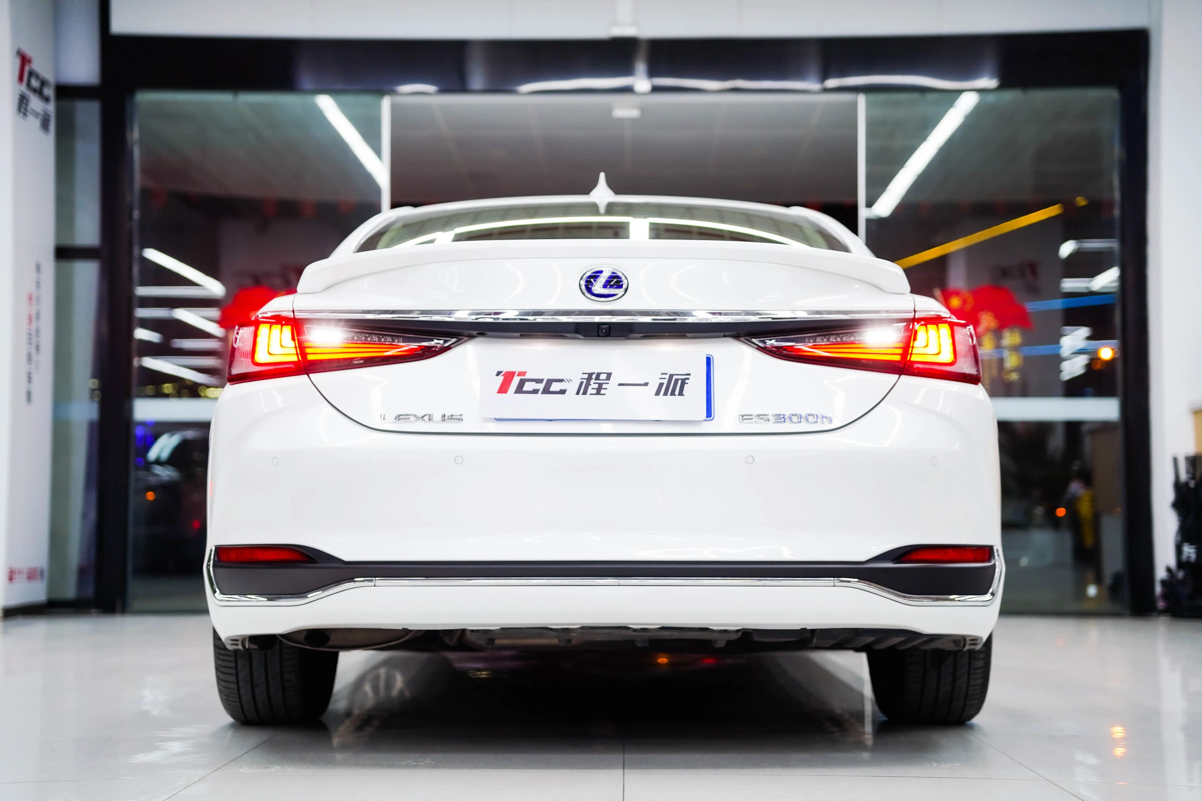 Lexus ES 2022 г. 40014 км. — фото 3