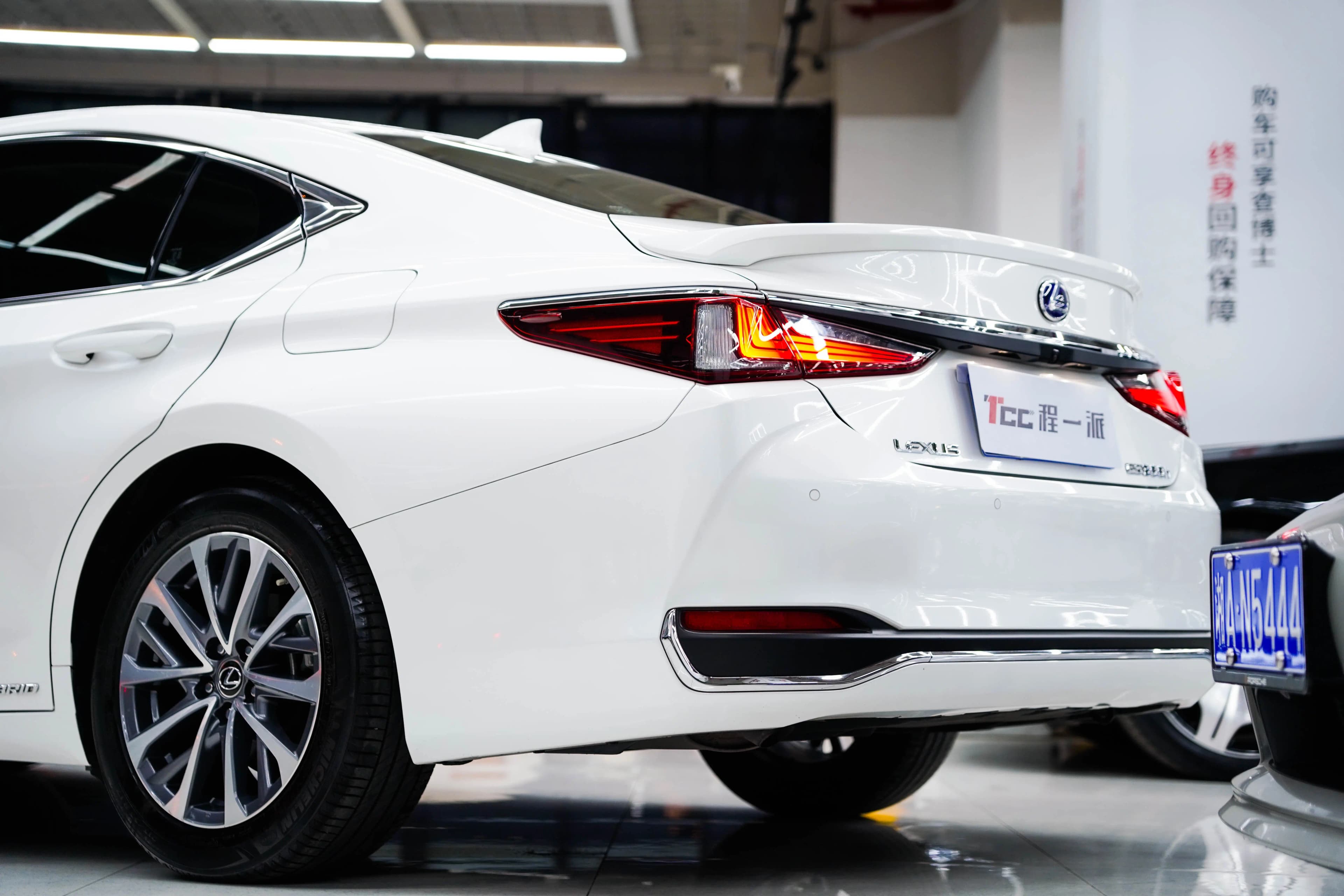 Lexus ES 2022 г. 40014 км. — фото 4
