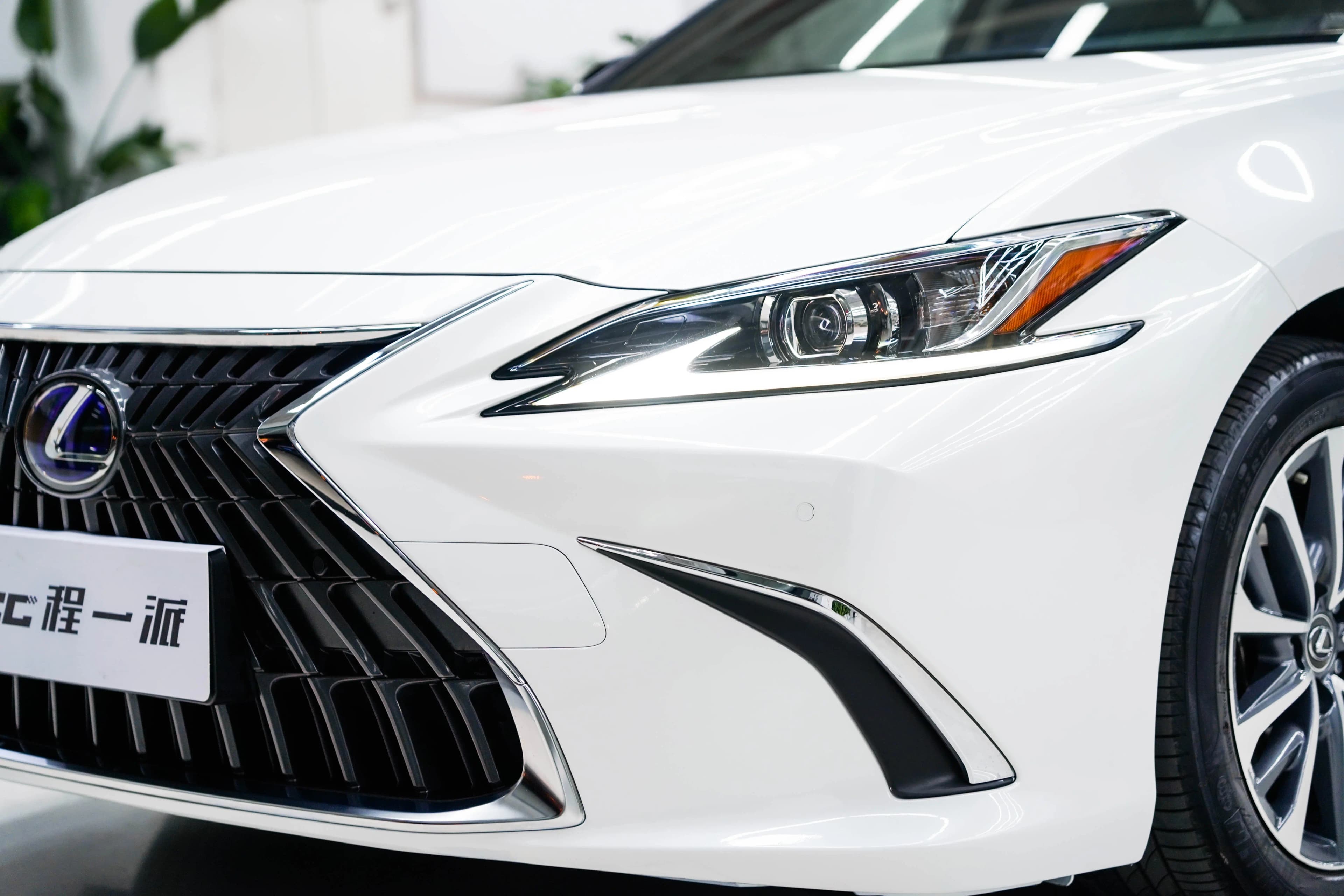 Lexus ES 2022 г. 40014 км. — фото 5