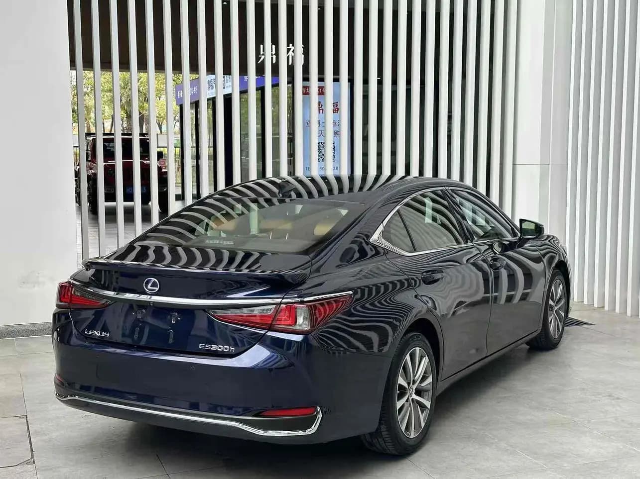 Lexus ES 2021 г. 92016 км. — фото 4