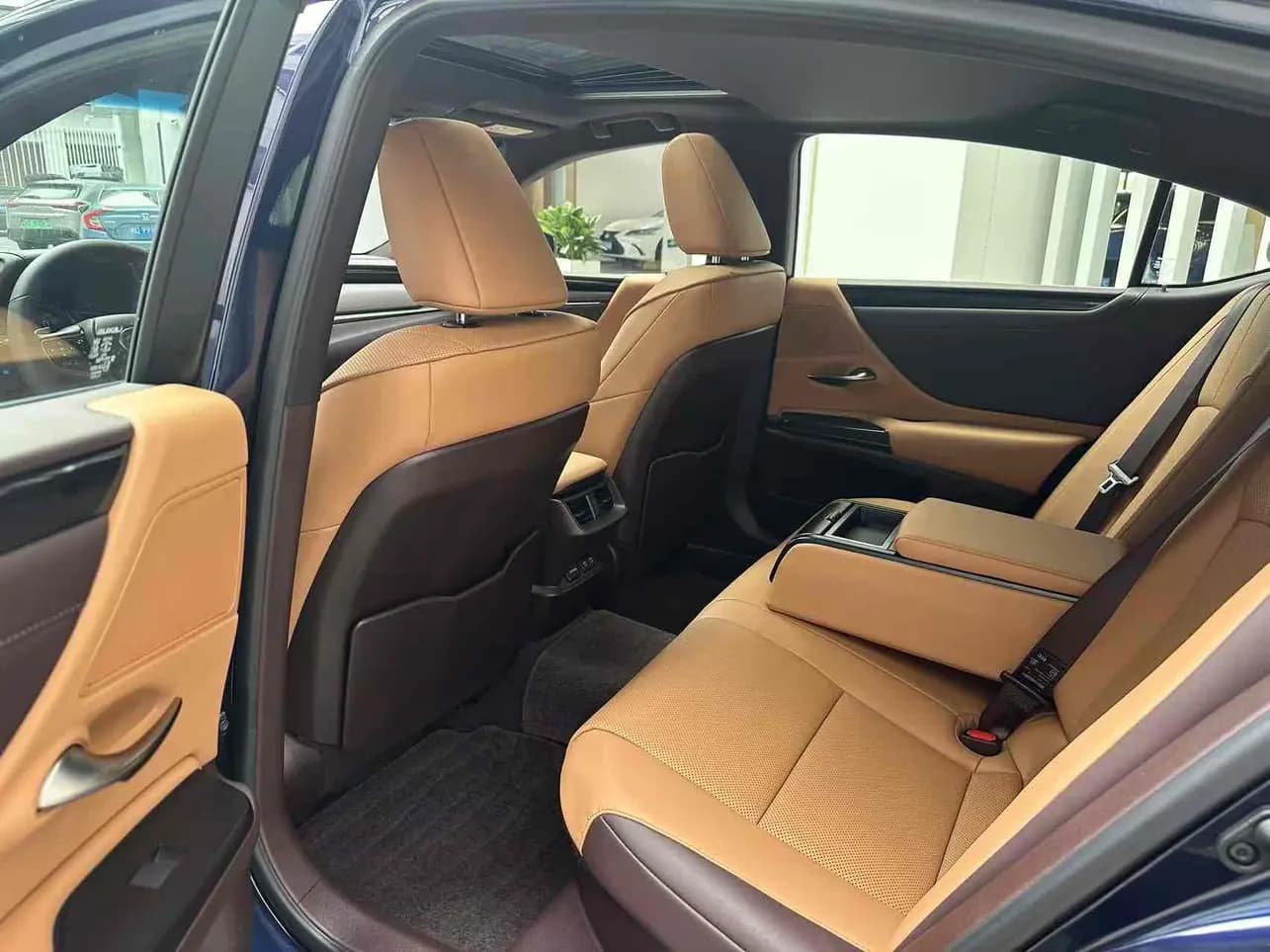 Lexus ES 2021 г. 92016 км. — фото 6