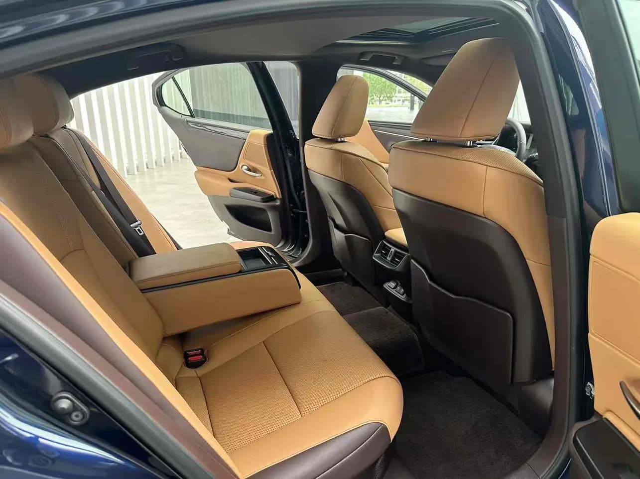 Lexus ES 2021 г. 92016 км. — фото 7