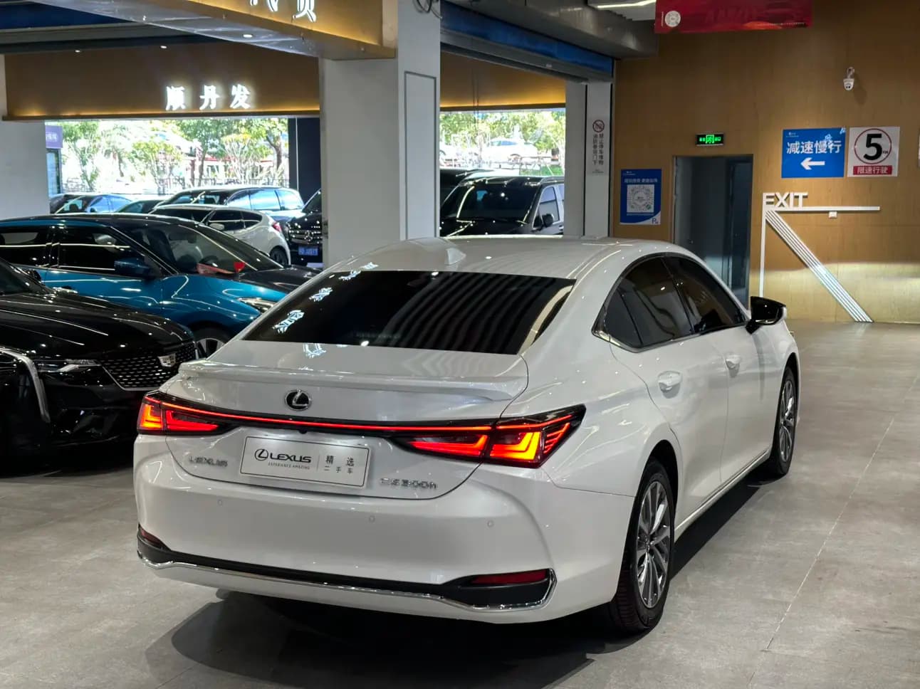 Lexus ES 2024 г. 9017 км. — фото 4