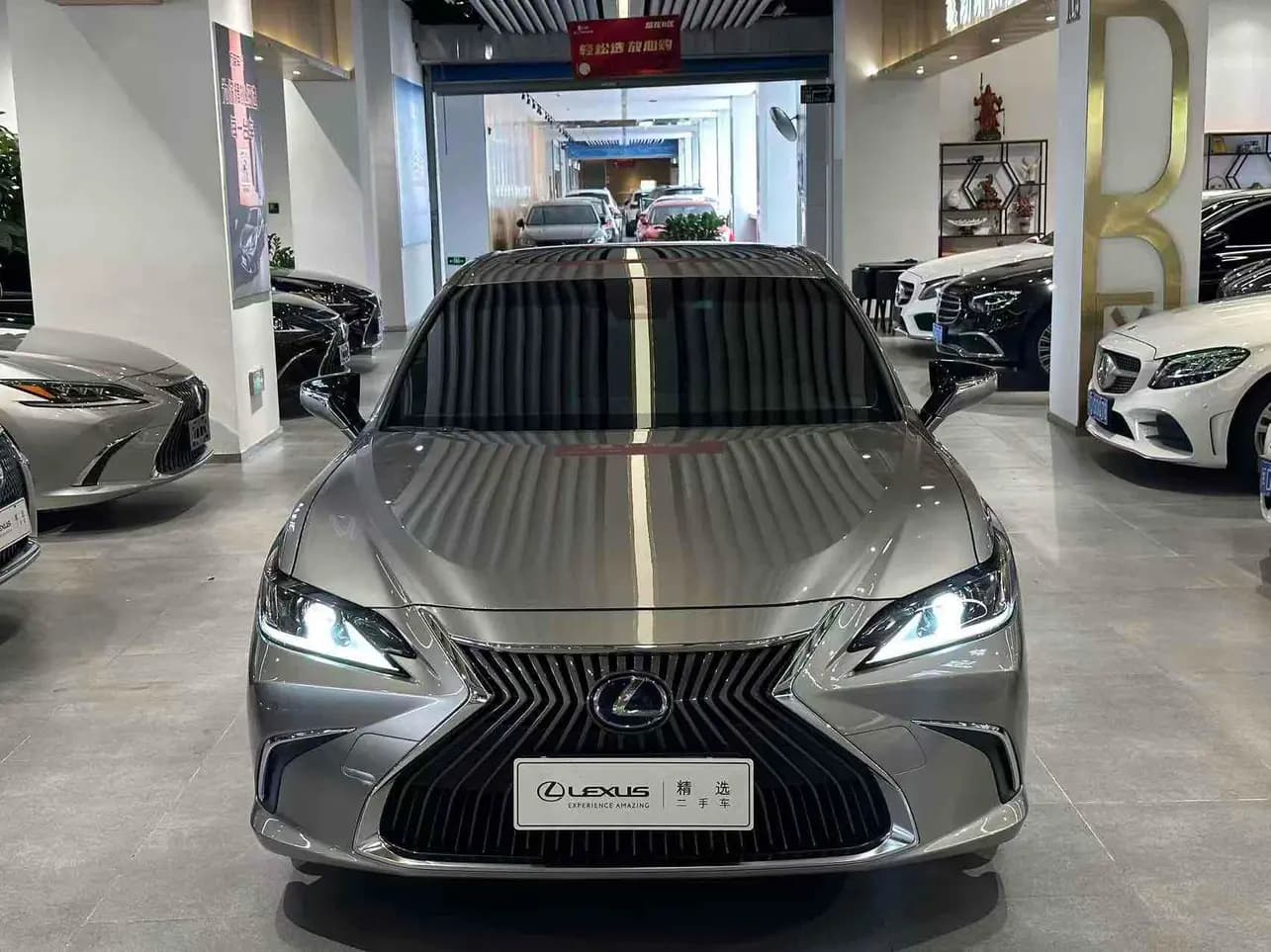 Lexus ES 2021 г. 124018 км. — фото 2